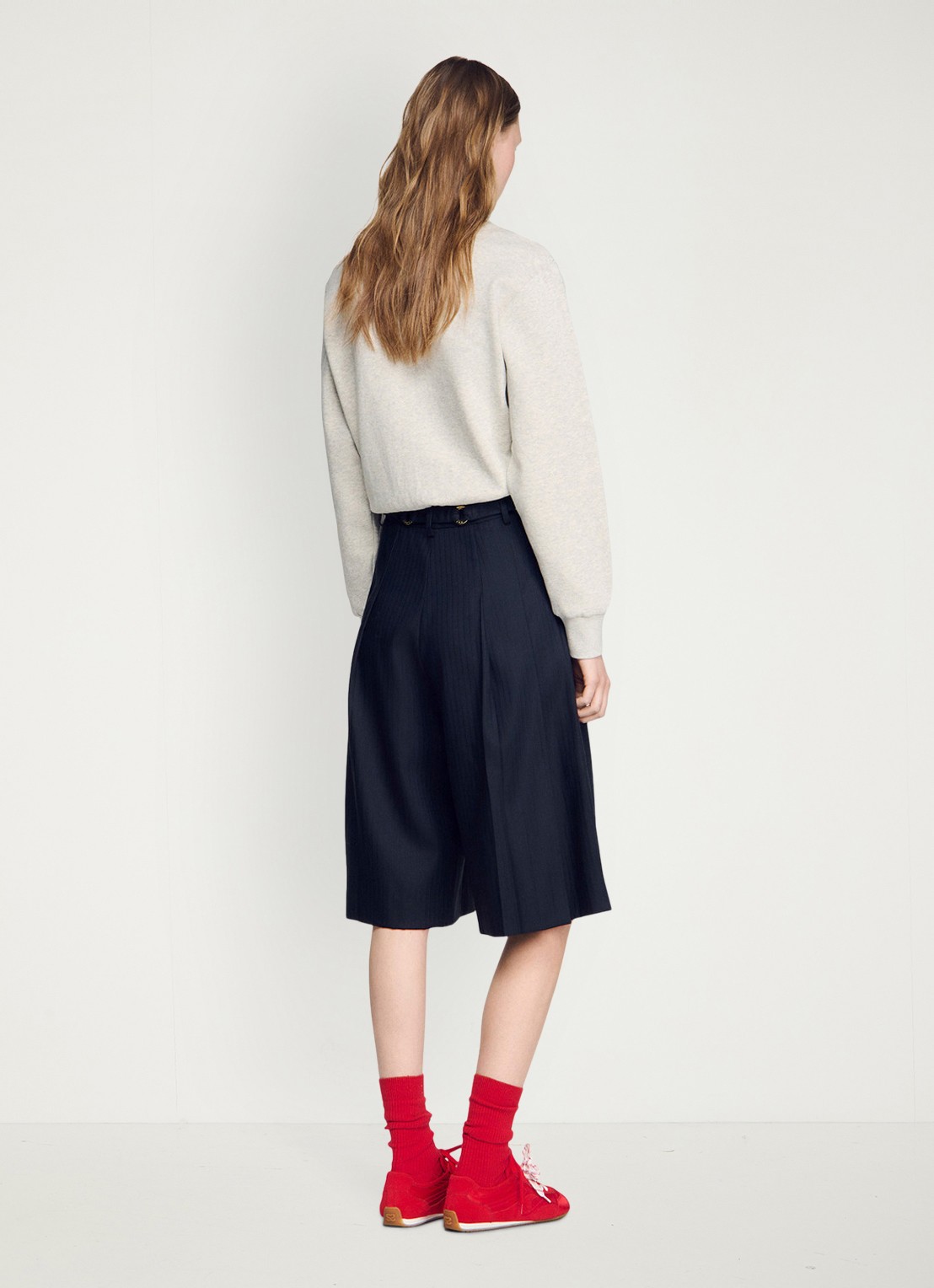 Sandro High waist loose fit korte broek met plooien en afneembare riem - achterkant donkerblauw