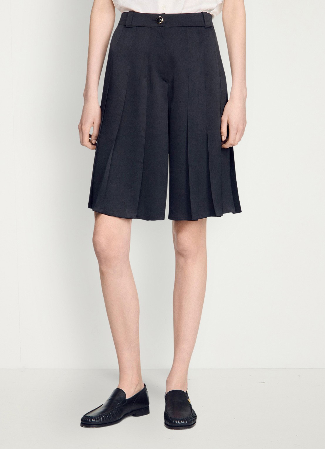 Sandro High waist loose fit korte broek met plooien - detail 4 black / zwart