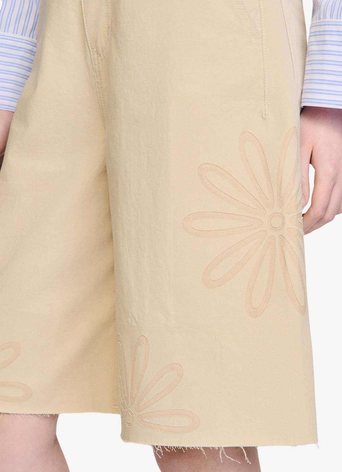 Sandro High waist wide fit korte broek van denim met bloem detail - detail 5 beige