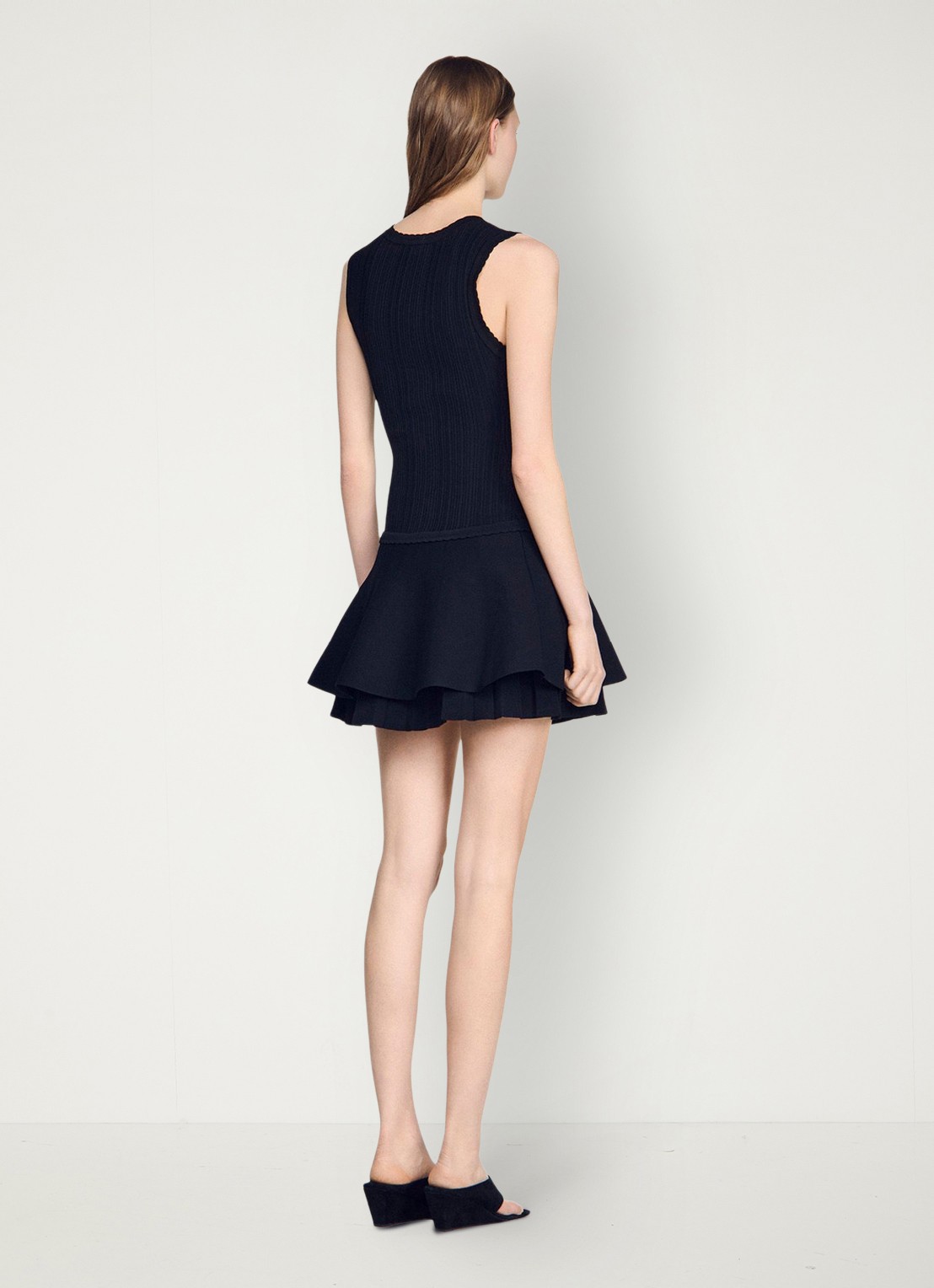 Sandro Mini jurk met volant en ronde hals - achterkant black / zwart