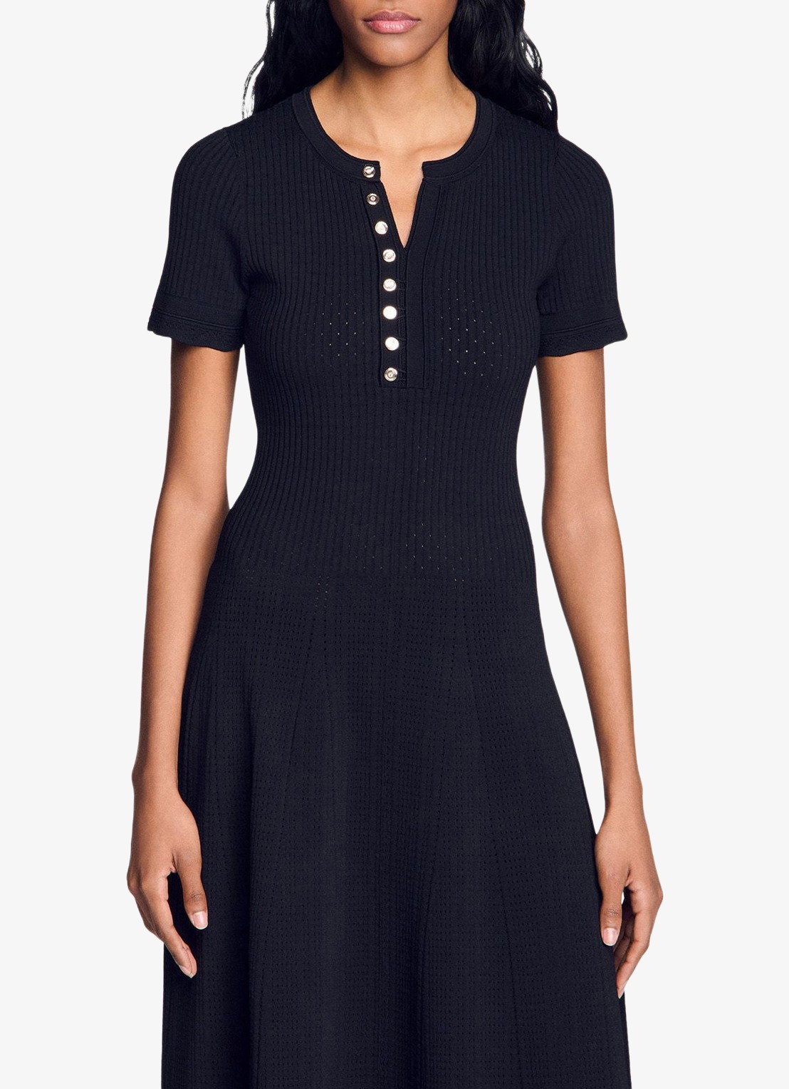 Sandro Ribgebreide maxi jurk met knoopdetail - detail zwart