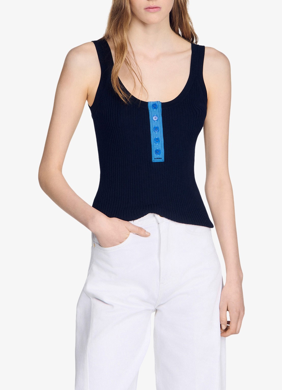 Sandro Ribgebreide tanktop in zijdeblend met knoopdetail - detail donkerblauw