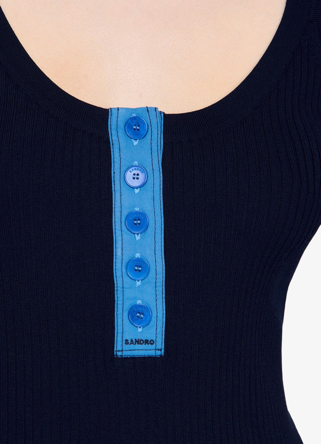Sandro Ribgebreide tanktop in zijdeblend met knoopdetail - detail 3 donkerblauw