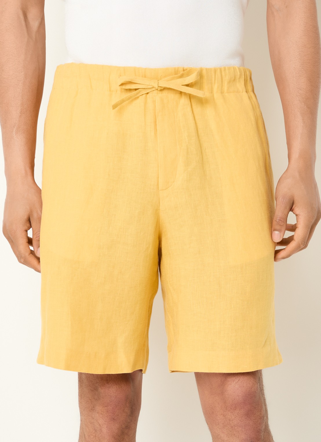 Sandro Straight fit korte broek van linnen met steekzakken - detail geel