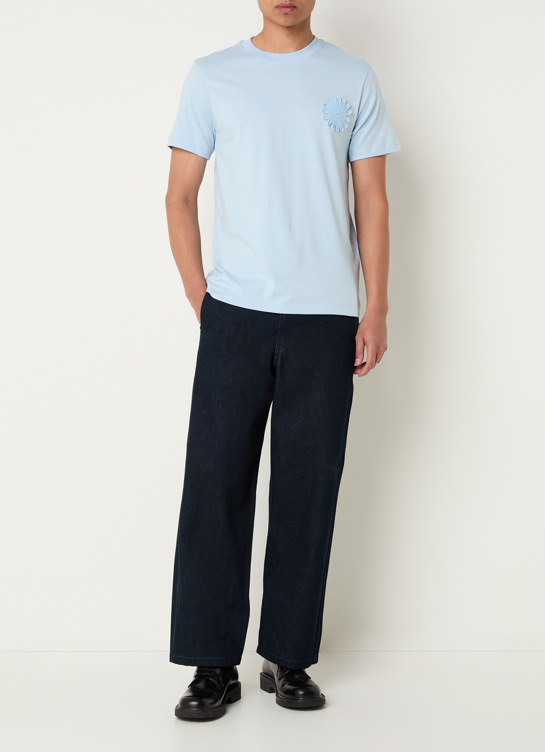 Sandro T-shirt met bloemborduring - voorkant 3 lichtblauw