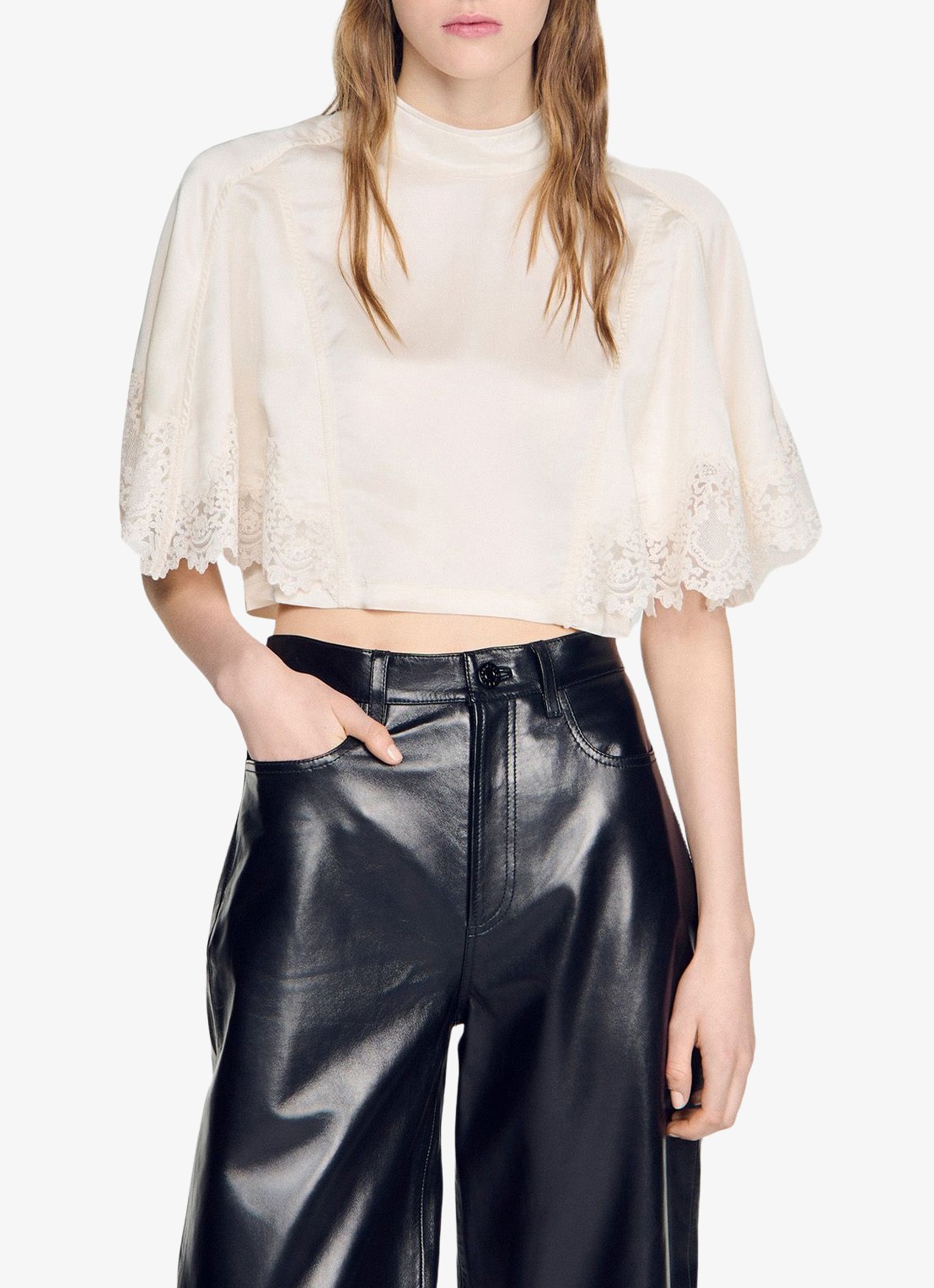 Sandro Top met opstaande kraag en details van kant - detail beige