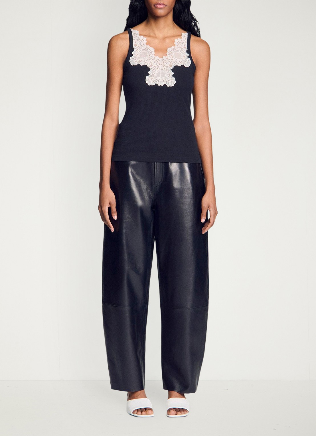 Sandro Top met spaghettibandjes en details van kant - detail 2 black / zwart