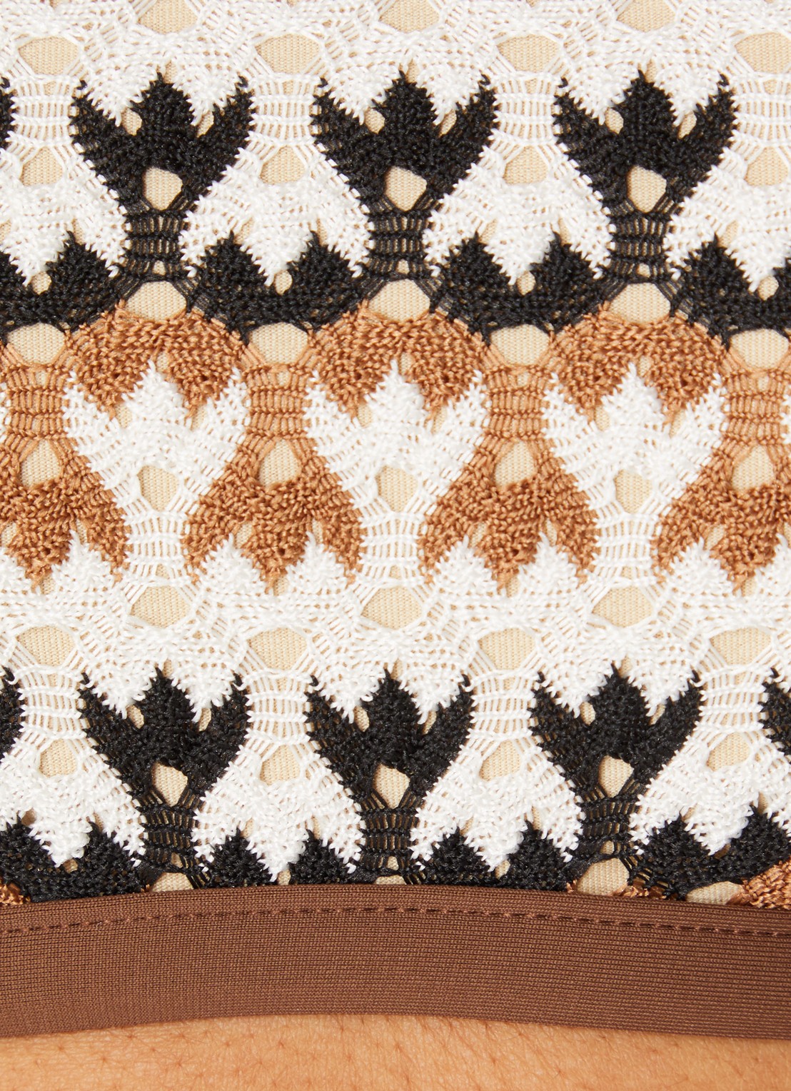 Sarda Biles bikinitop van crochet met print - detail 5 zand
