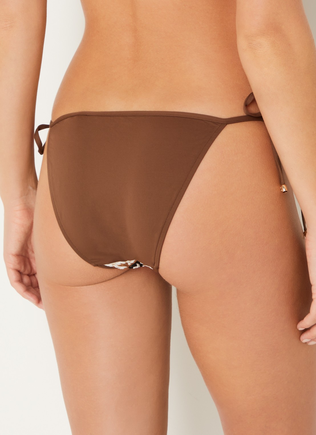 Sarda Biles brazilian bikinislip van crochet - achterkant 3 bruin