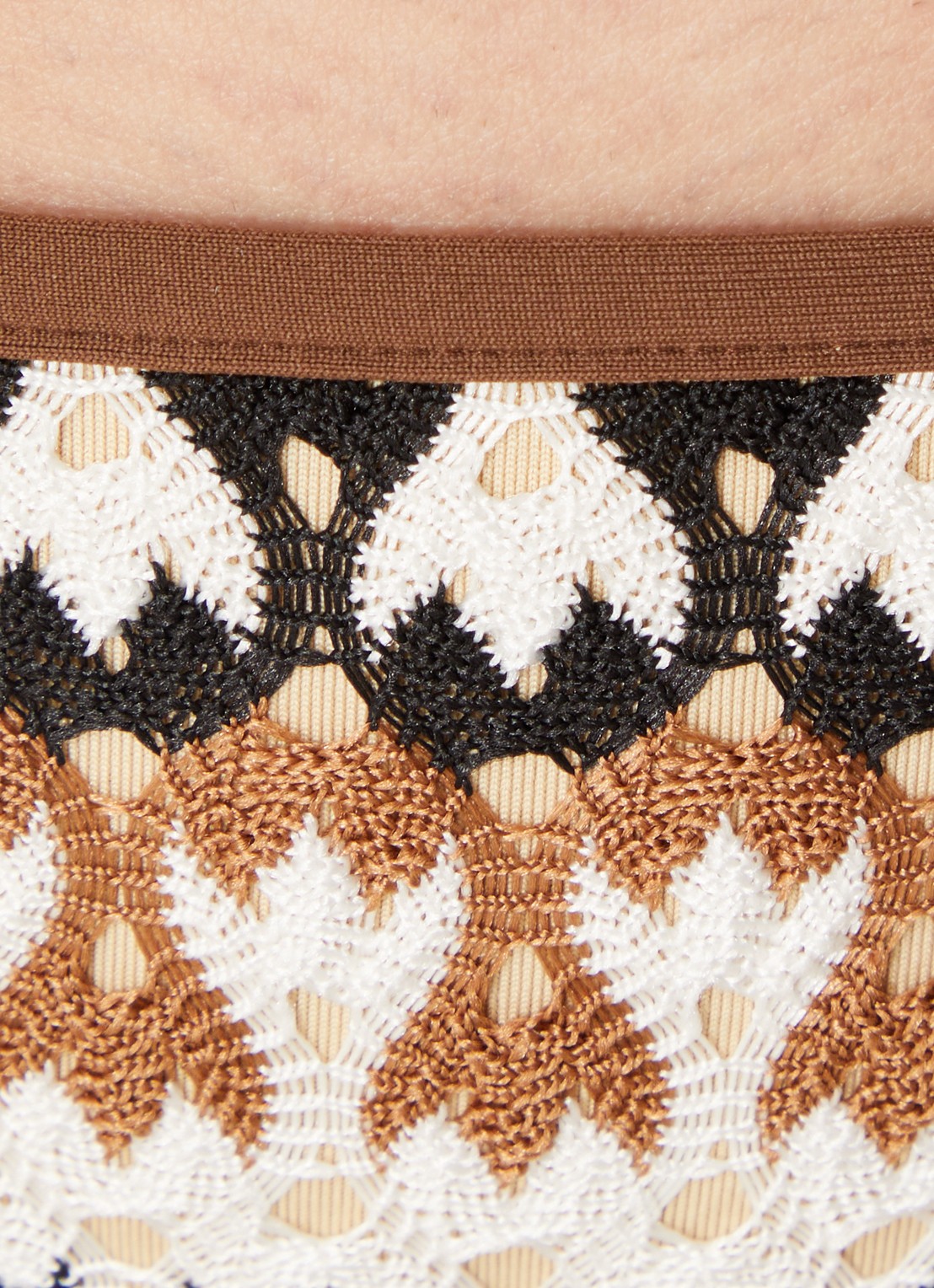 Sarda Biles brazilian bikinislip van crochet - detail 5 bruin