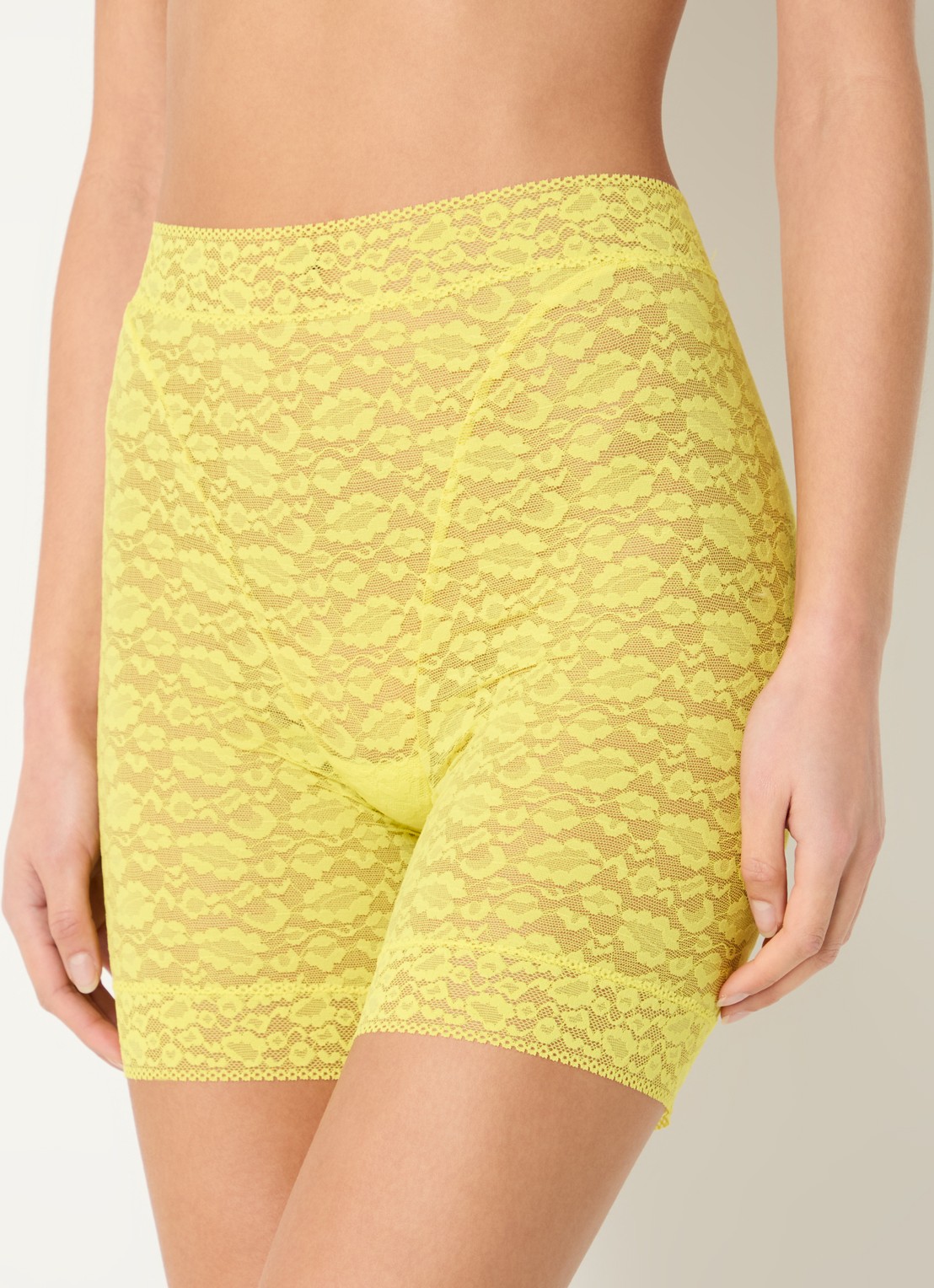 Sarda Cid  high waisted shorty van kant  - detail geel