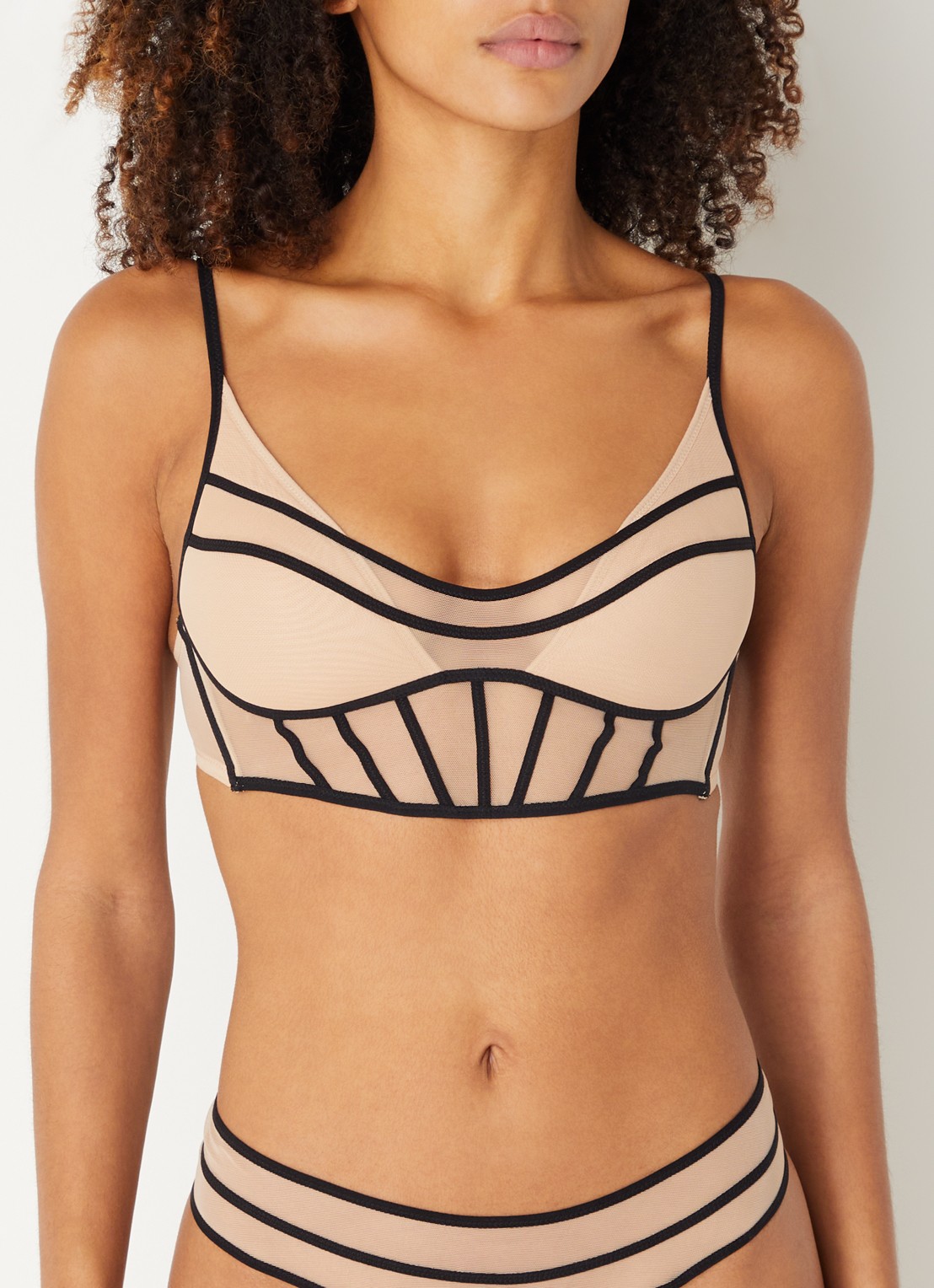 Sarda Yulimar voorgevormde bralette met overlay van mesh - detail 4 beige