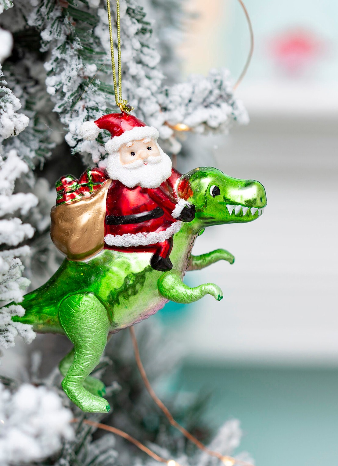 Sass & Belle Kerstman op een Dino kersthanger 10,5 cm - voorkant 2 groen