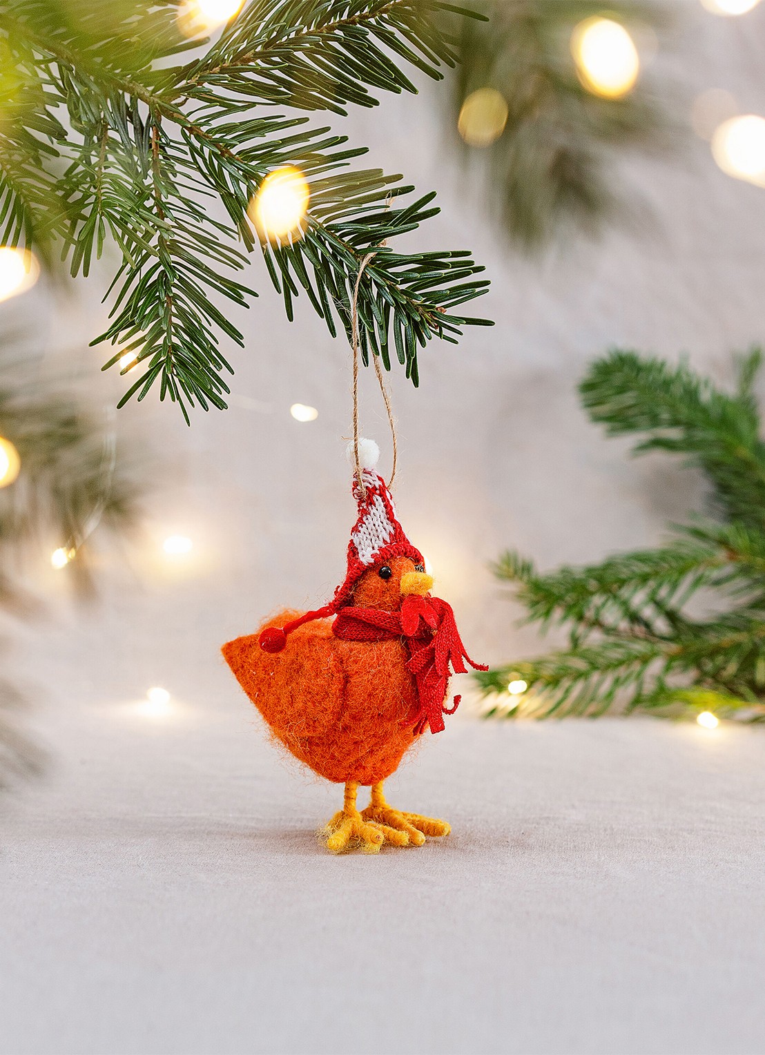 Sass & Belle  Kip met hoed kersthanger 13,5 cm - voorkant 2 oranjebruin