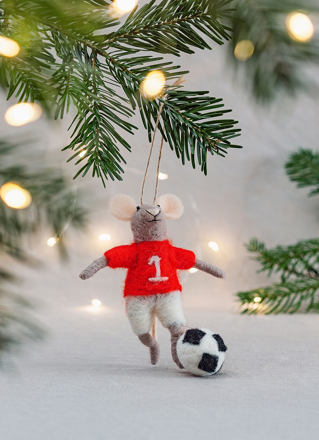 Sass & Belle Voetbal Muis kersthanger 11 cm - voorkant 2 grijs