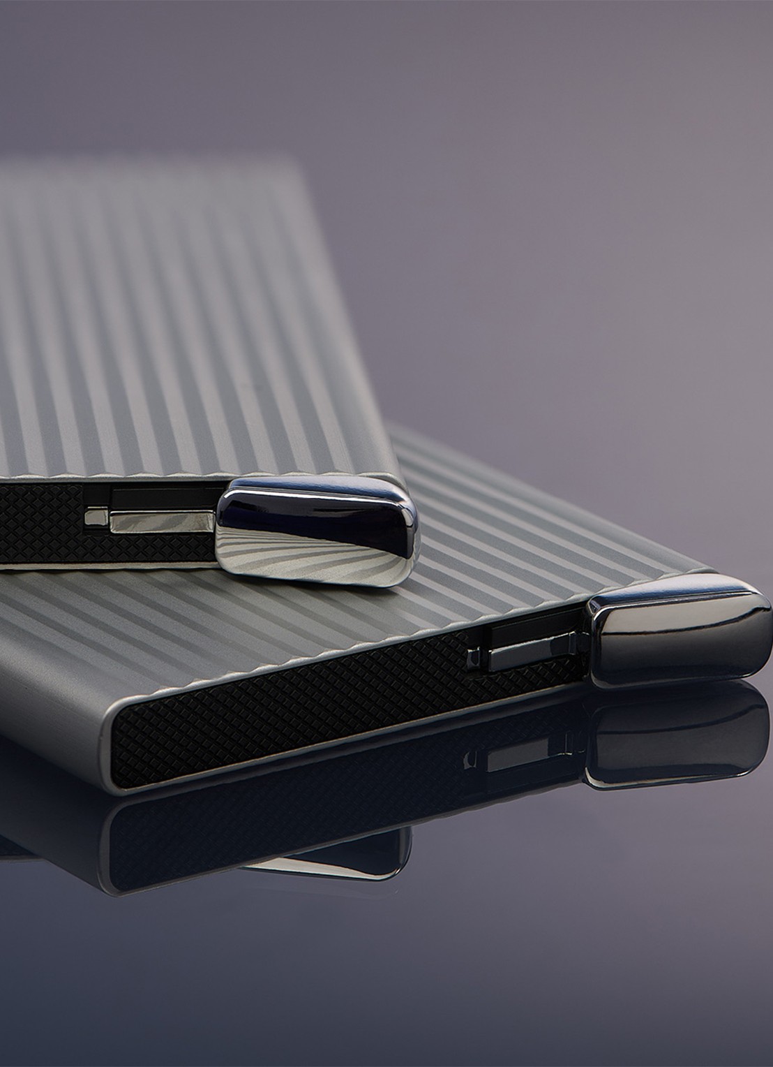 Secrid Cardprotector+ pasjeshouder van aluminium - detail 5 zilver