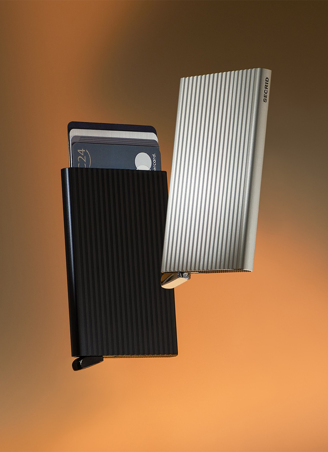 Secrid Cardprotector+ pasjeshouder van aluminium - detail 7 zwart