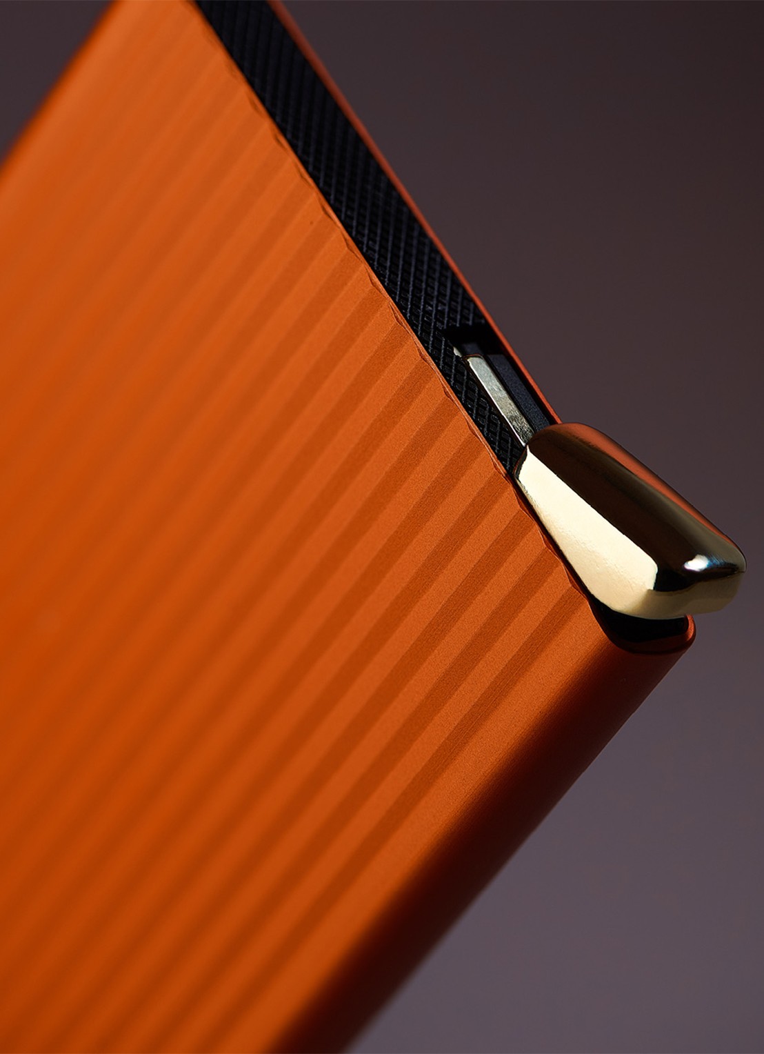 Secrid Cardprotector+ pasjeshouder van aluminium - detail orange