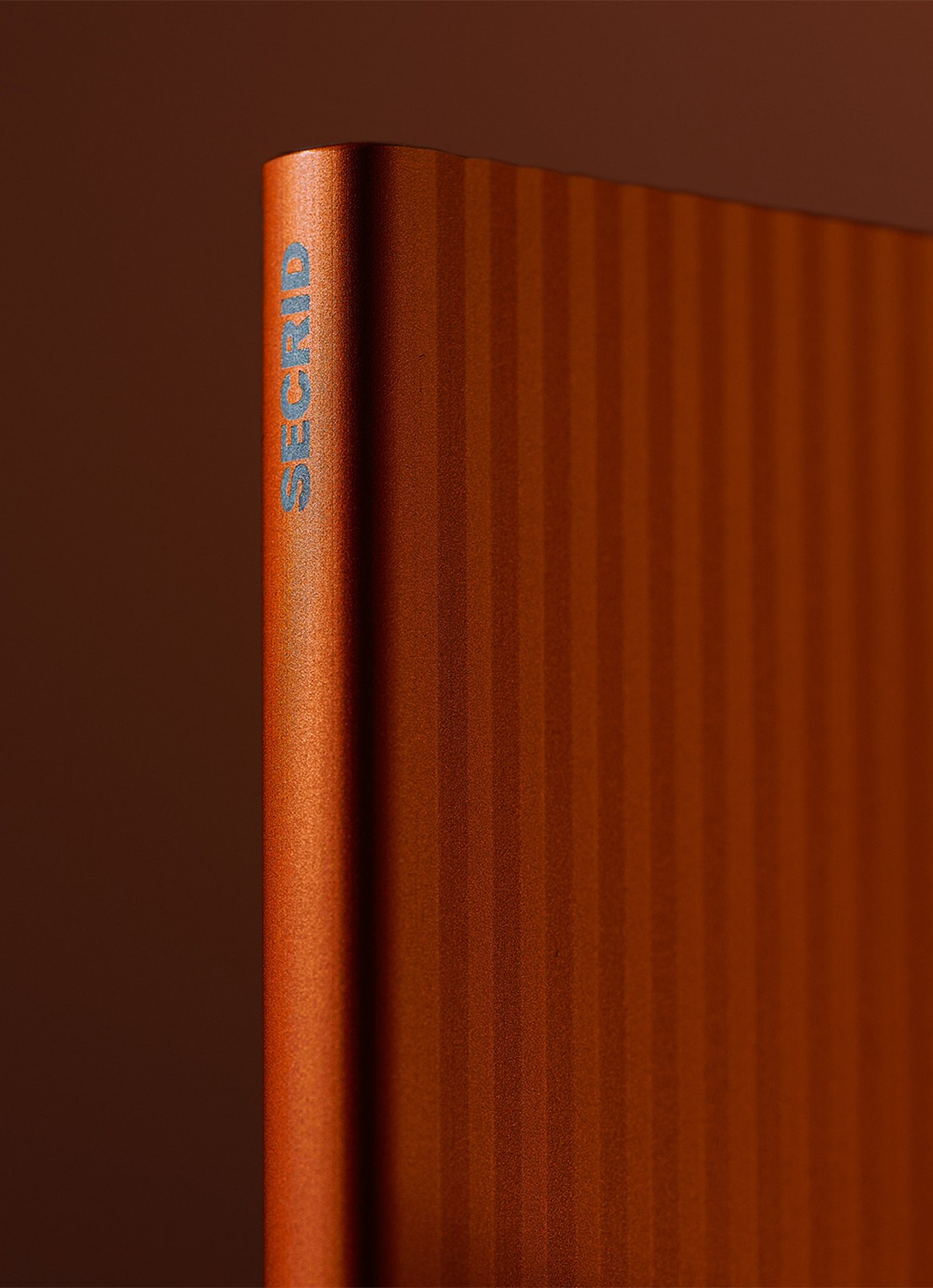 Secrid Cardprotector+ pasjeshouder van aluminium - detail 2 orange