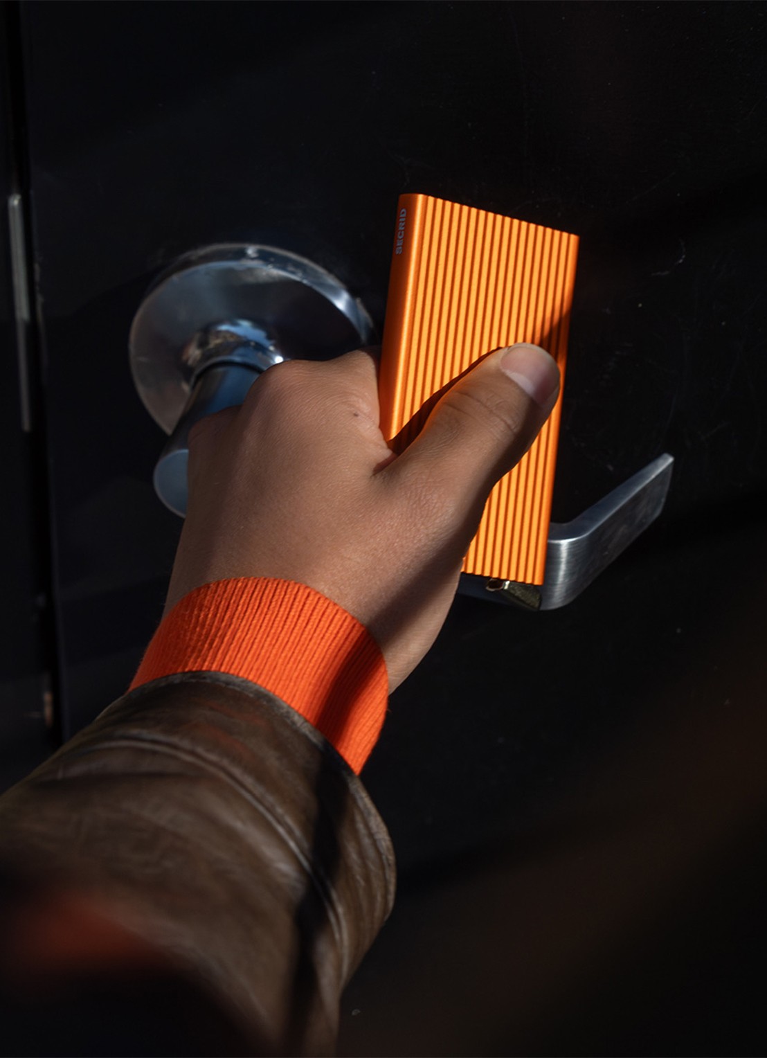 Secrid Cardprotector+ pasjeshouder van aluminium - detail 3 orange
