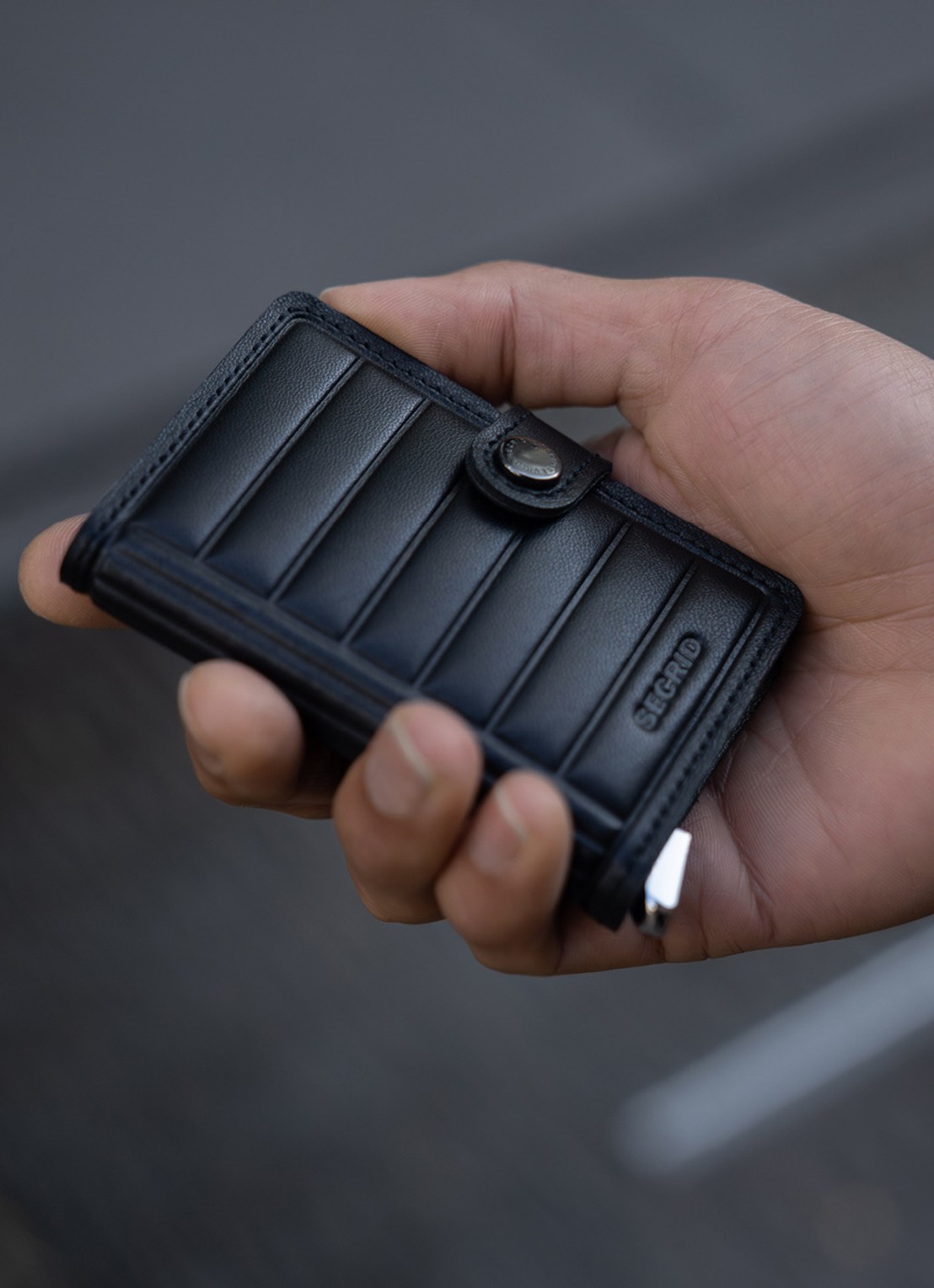 Secrid Miniwallet+ pasjeshouder van leer - detail 2 zwart
