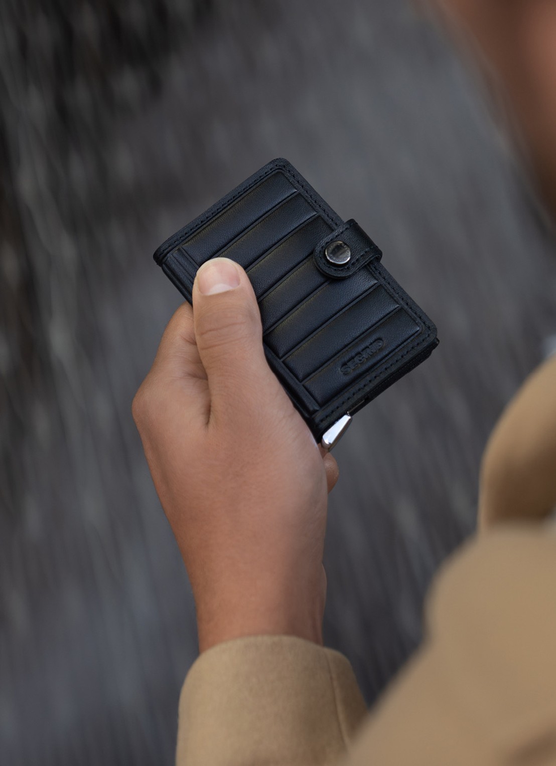 Secrid Miniwallet+ pasjeshouder van leer - detail 3 zwart