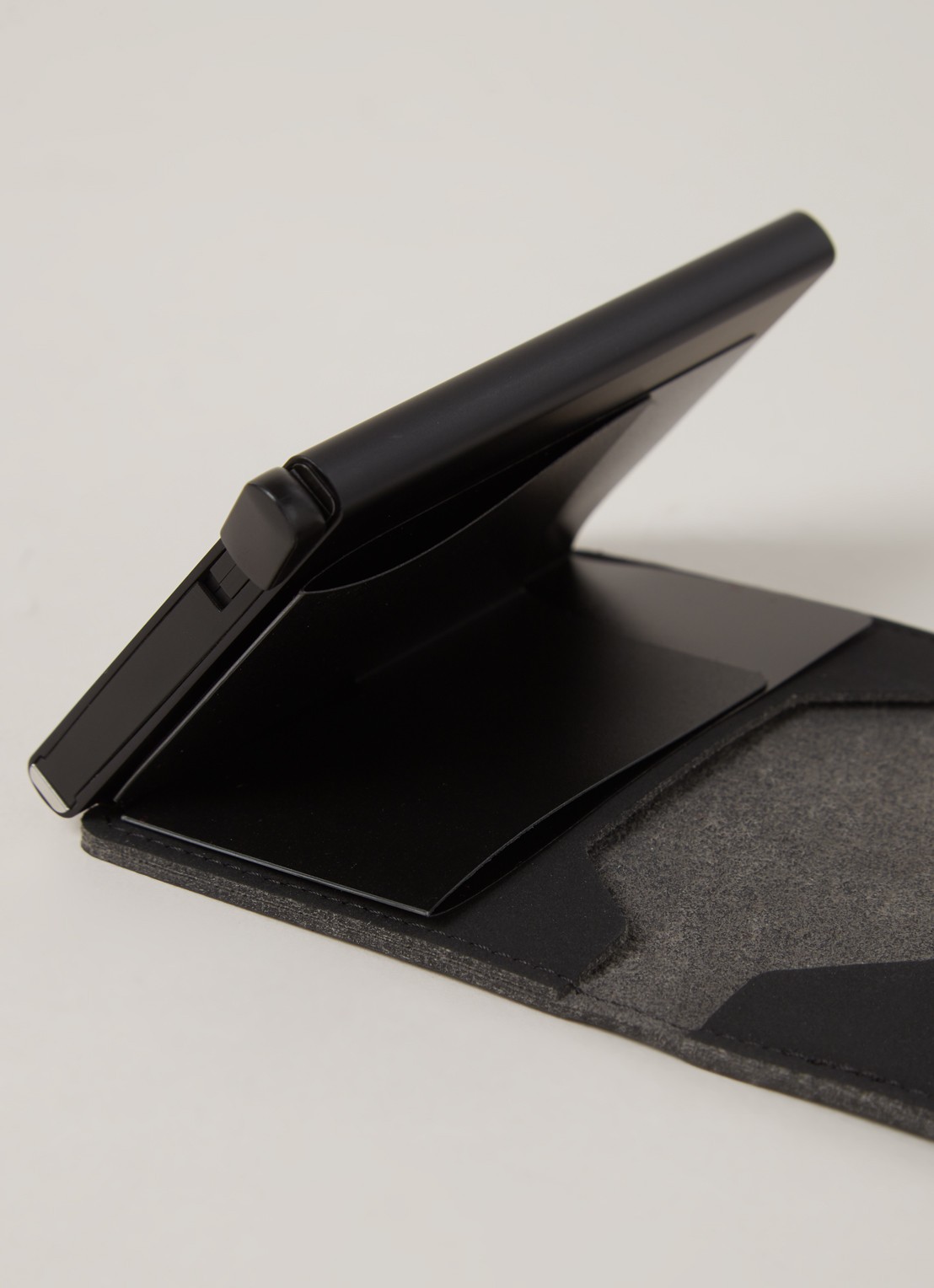Secrid Soft Touch portemonnee van vegan leer - detail 3 zwart