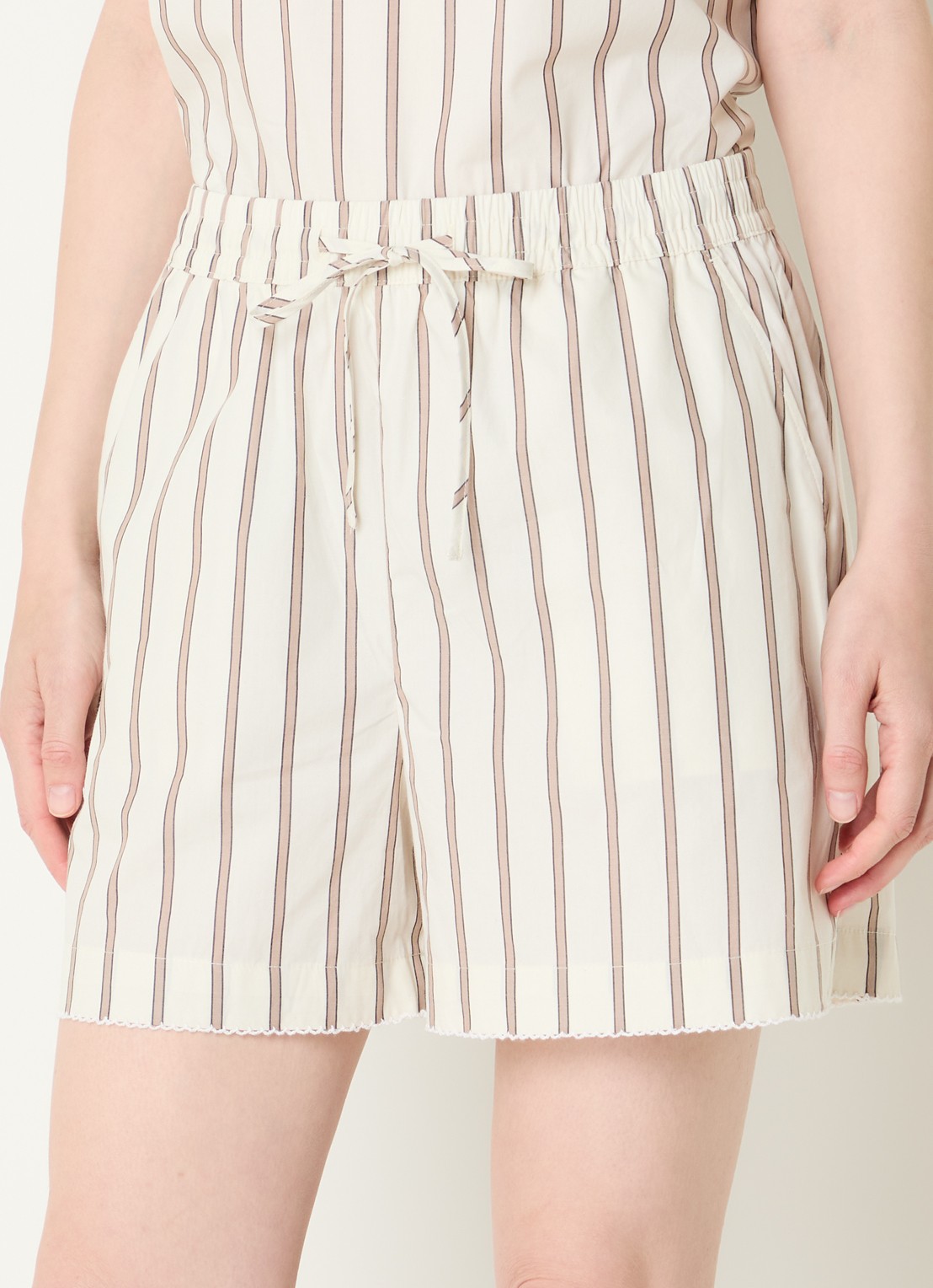 Selected Gina high waist straight fit korte broek met streepprint - detail 2 beige