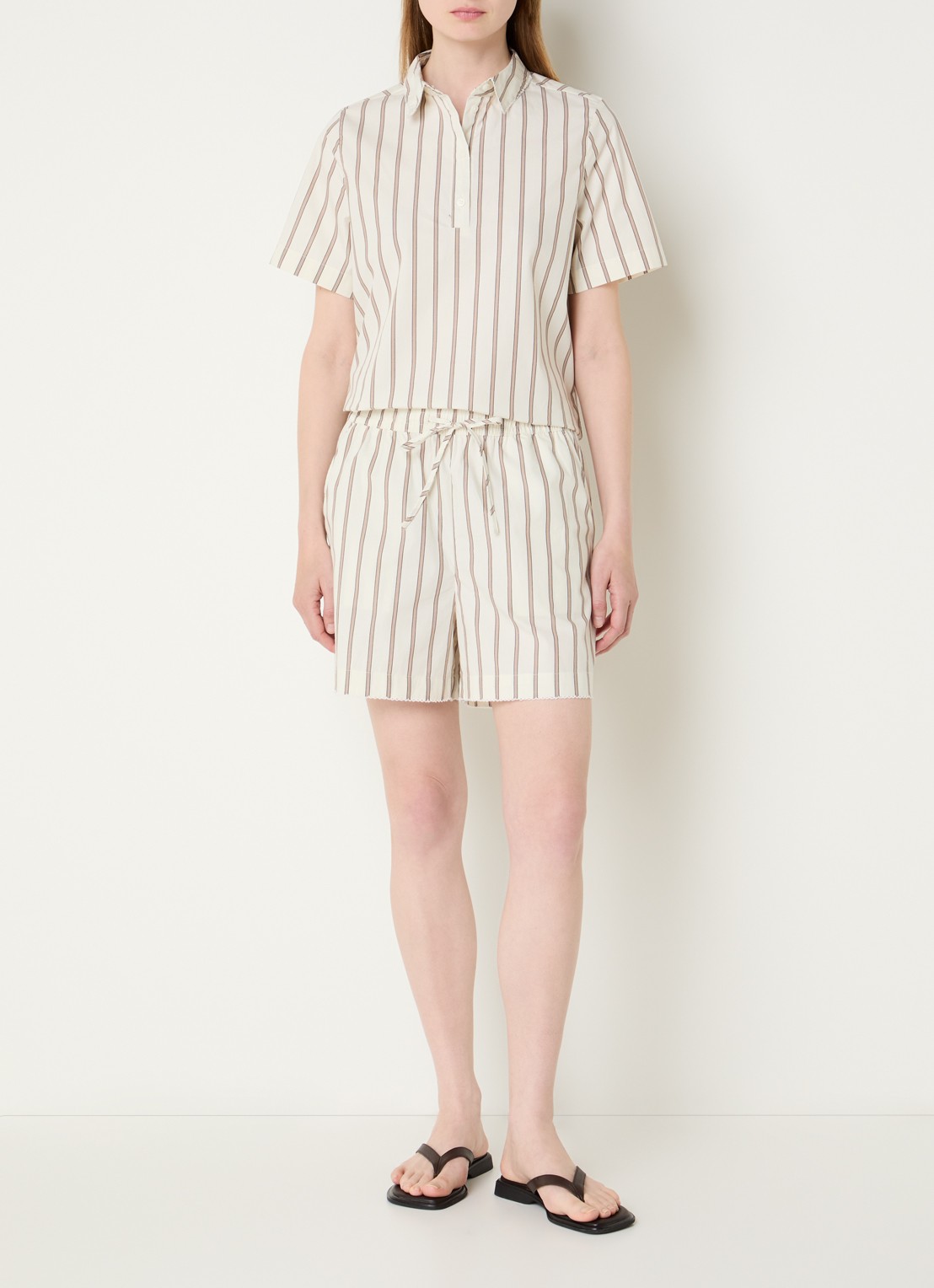 Selected Gina high waist straight fit korte broek met streepprint - voorkant 4 beige