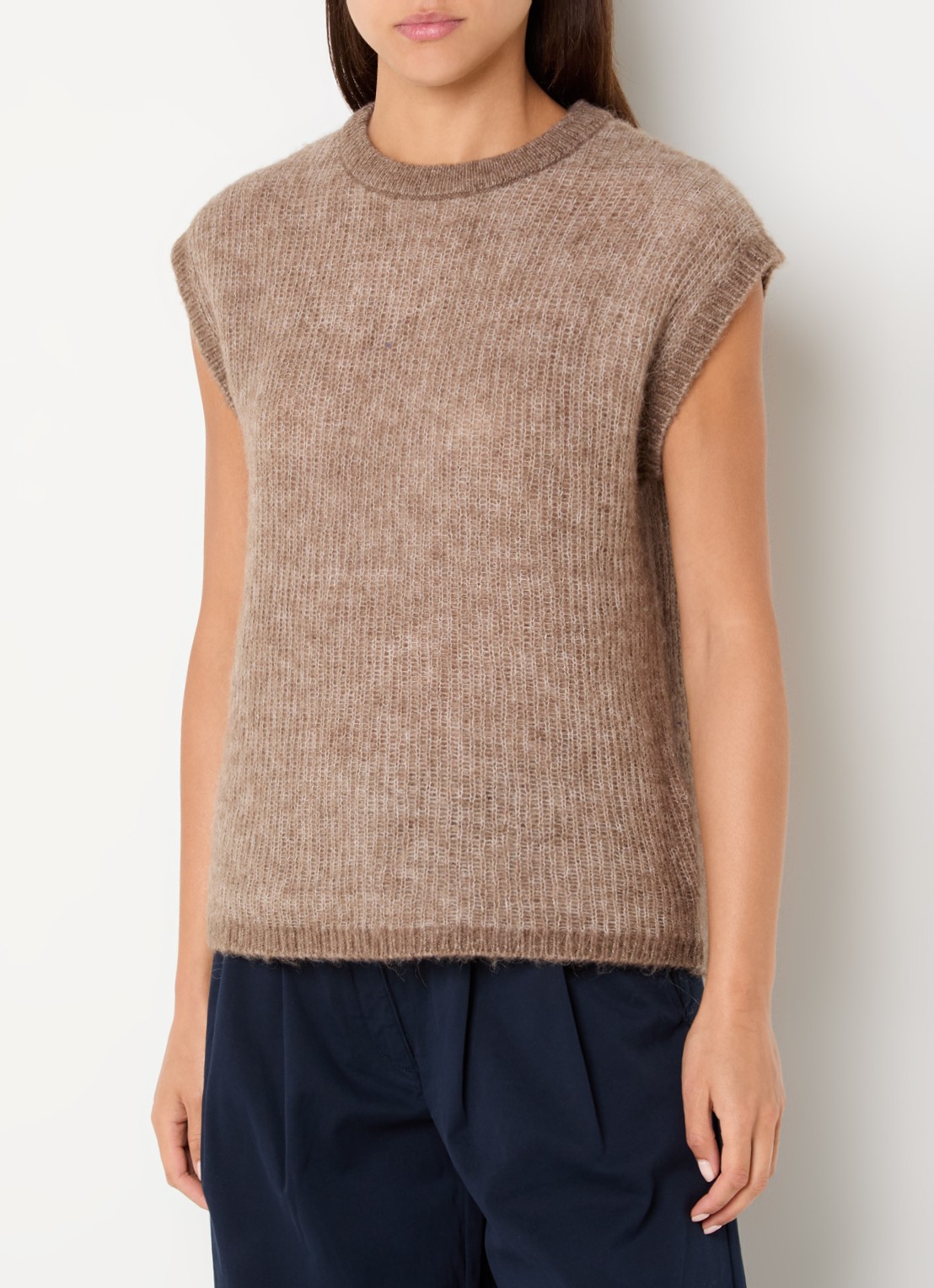 Selected Lulu grofgebreide mouwloze top in wolblend - detail 2 donkerbeige