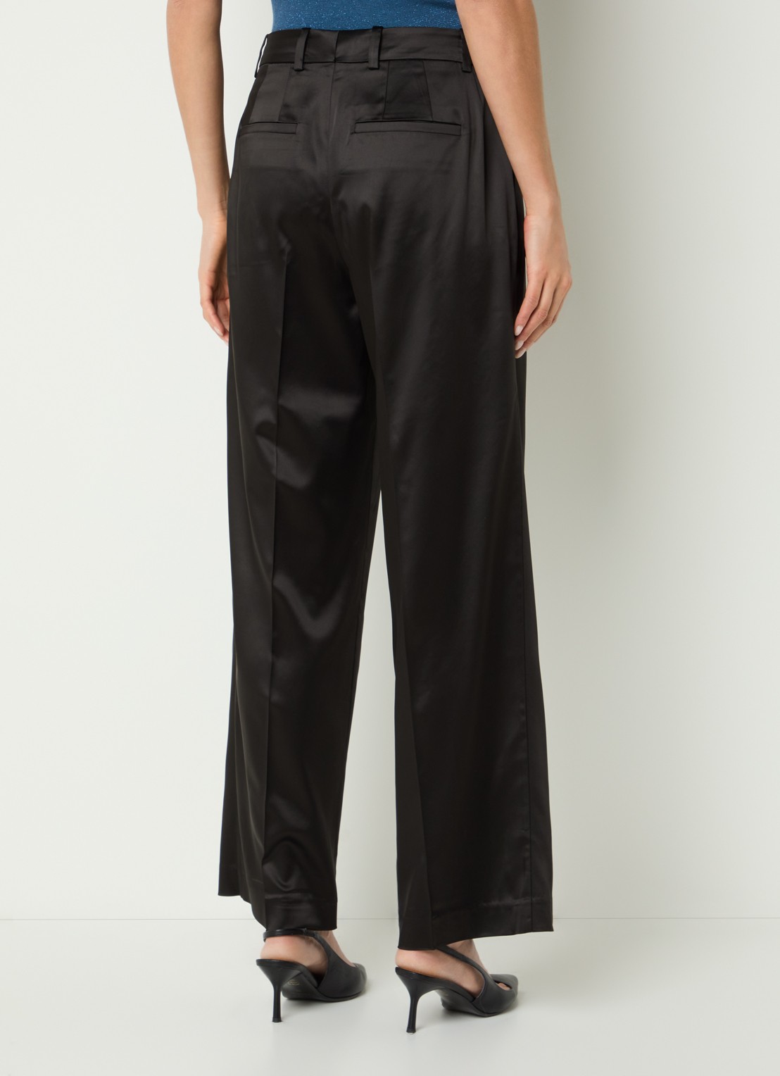 Selected Miya high waist wide fit pantalon van satijn met plooidetail - achterkant zwart