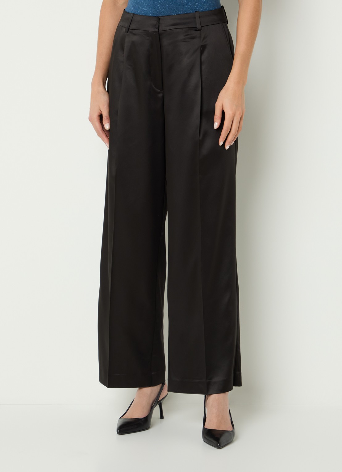 Selected Miya high waist wide fit pantalon van satijn met plooidetail - detail 4 zwart