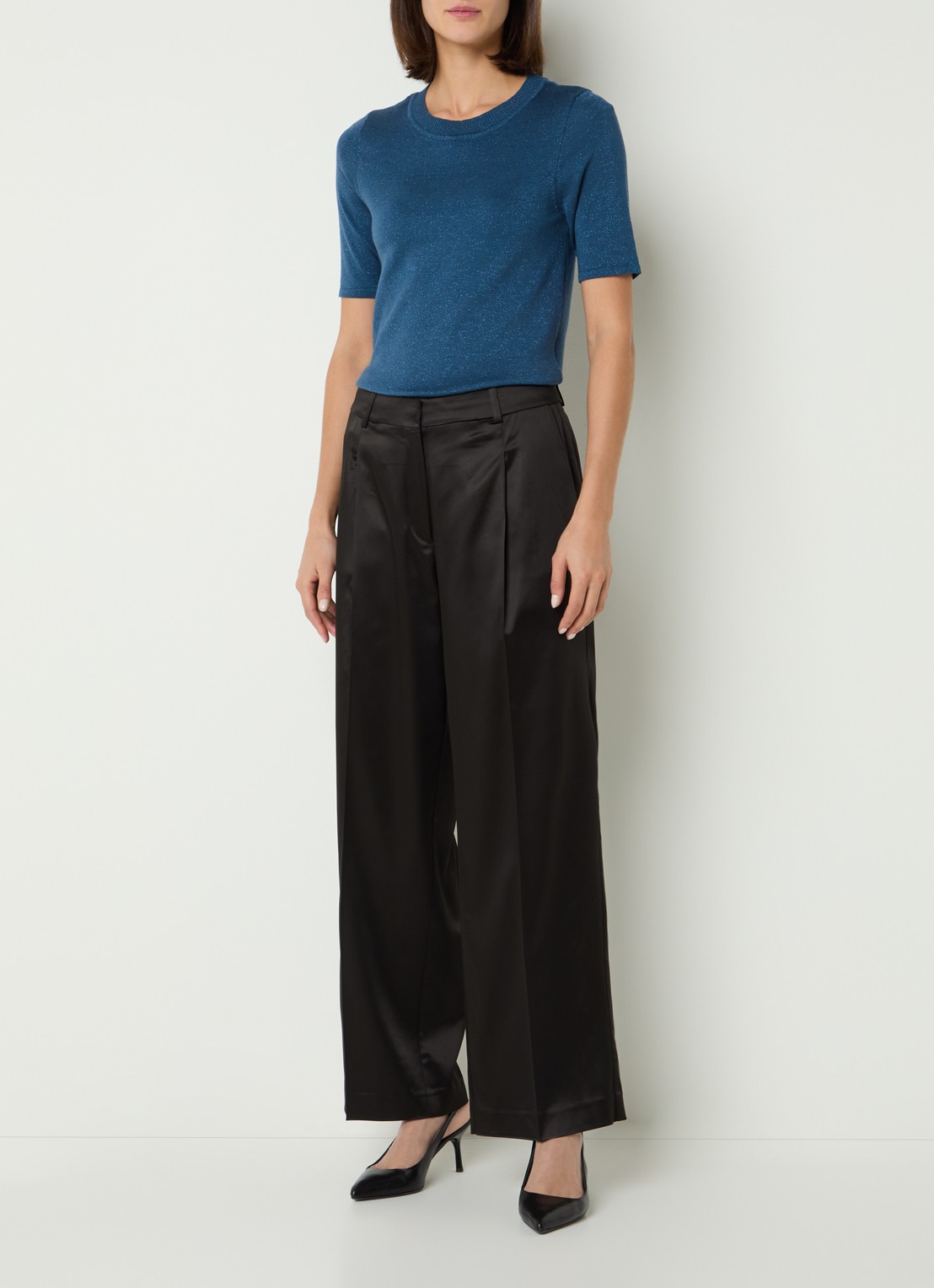 Selected Miya high waist wide fit pantalon van satijn met plooidetail - voorkant 3 zwart