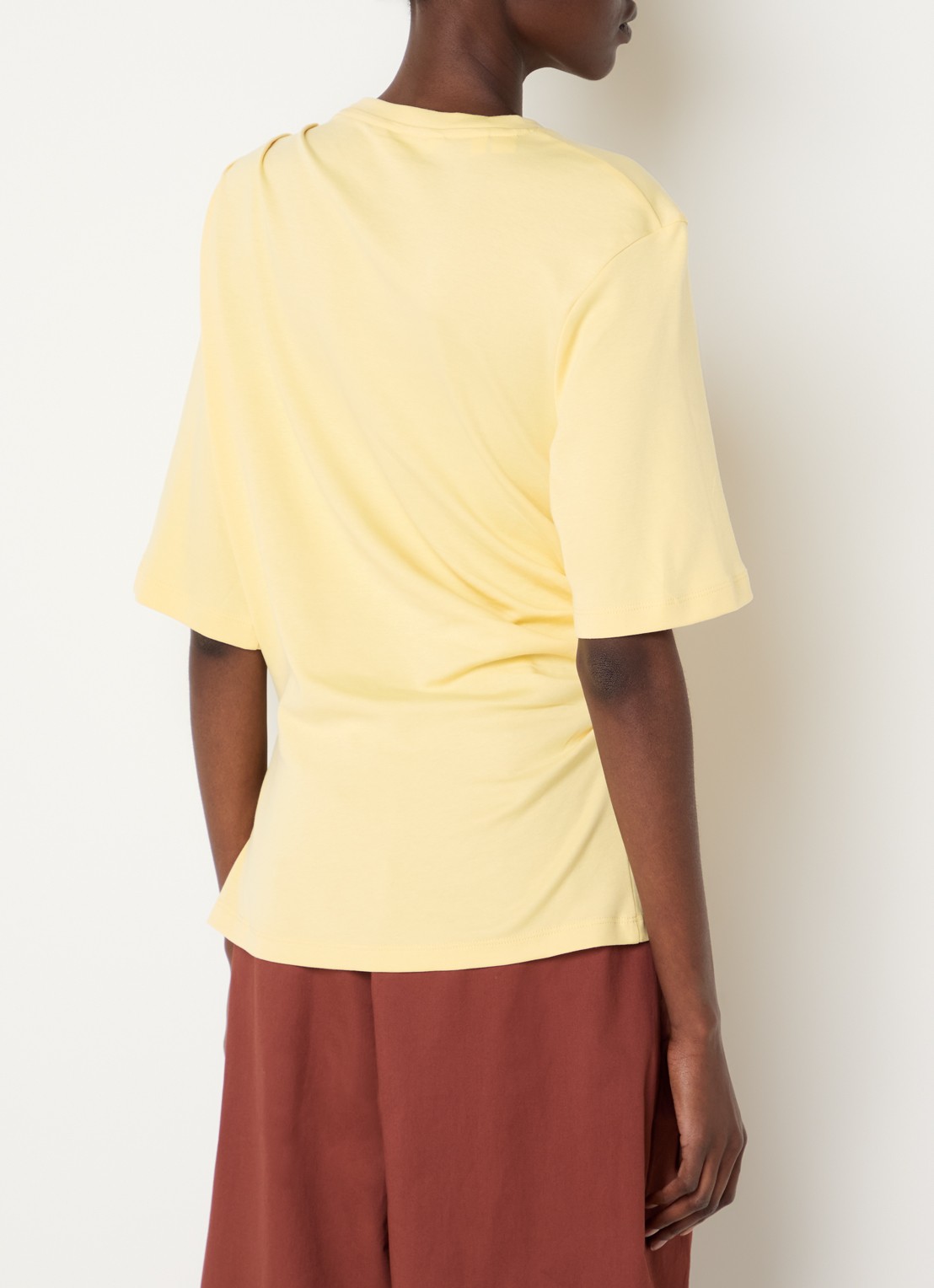 Selected Oline T-shirt met plooidetail en asymmetrische zoom - achterkant lichtgeel