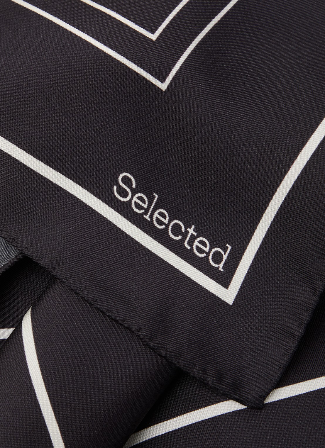Selected Sara sjaal van zijde met print 60 x 60 cm  - detail 2 beige