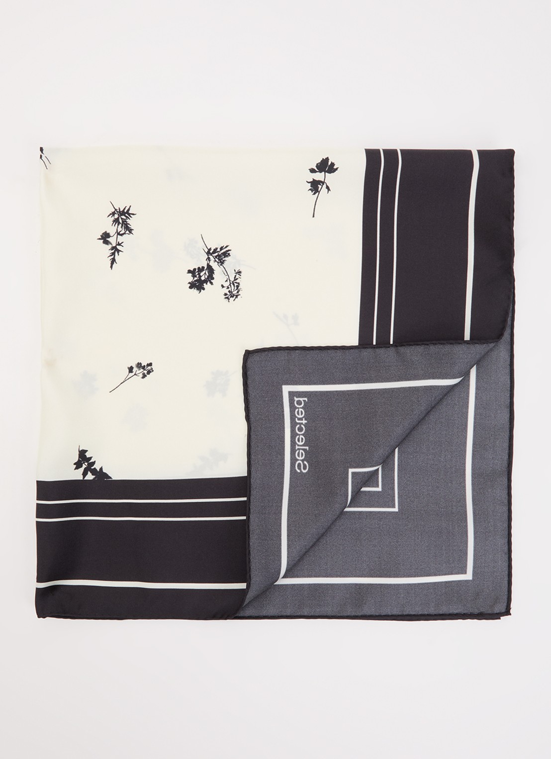 Selected Sara sjaal van zijde met print 60 x 60 cm  - voorkant 3 beige