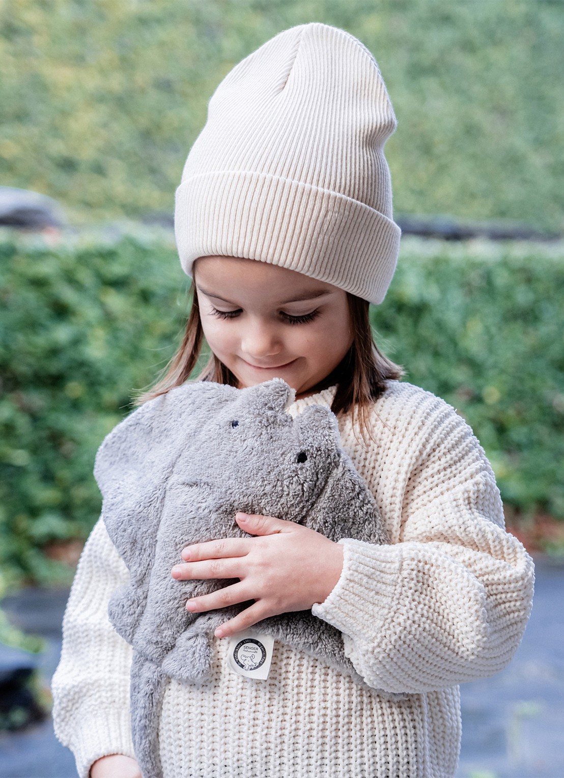 Senger Naturwelt Cuddly Animal Manta Small knuffel met warmtekussen 40 cm - voorkant grijs