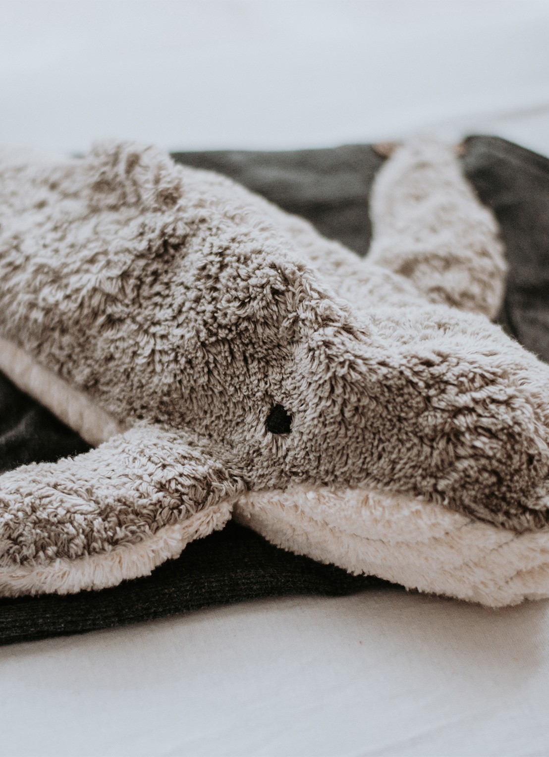 Senger Naturwelt Cuddly Animal Whale Small knuffel met warmtekussen 38 cm - voorkant 2 lichtgrijs