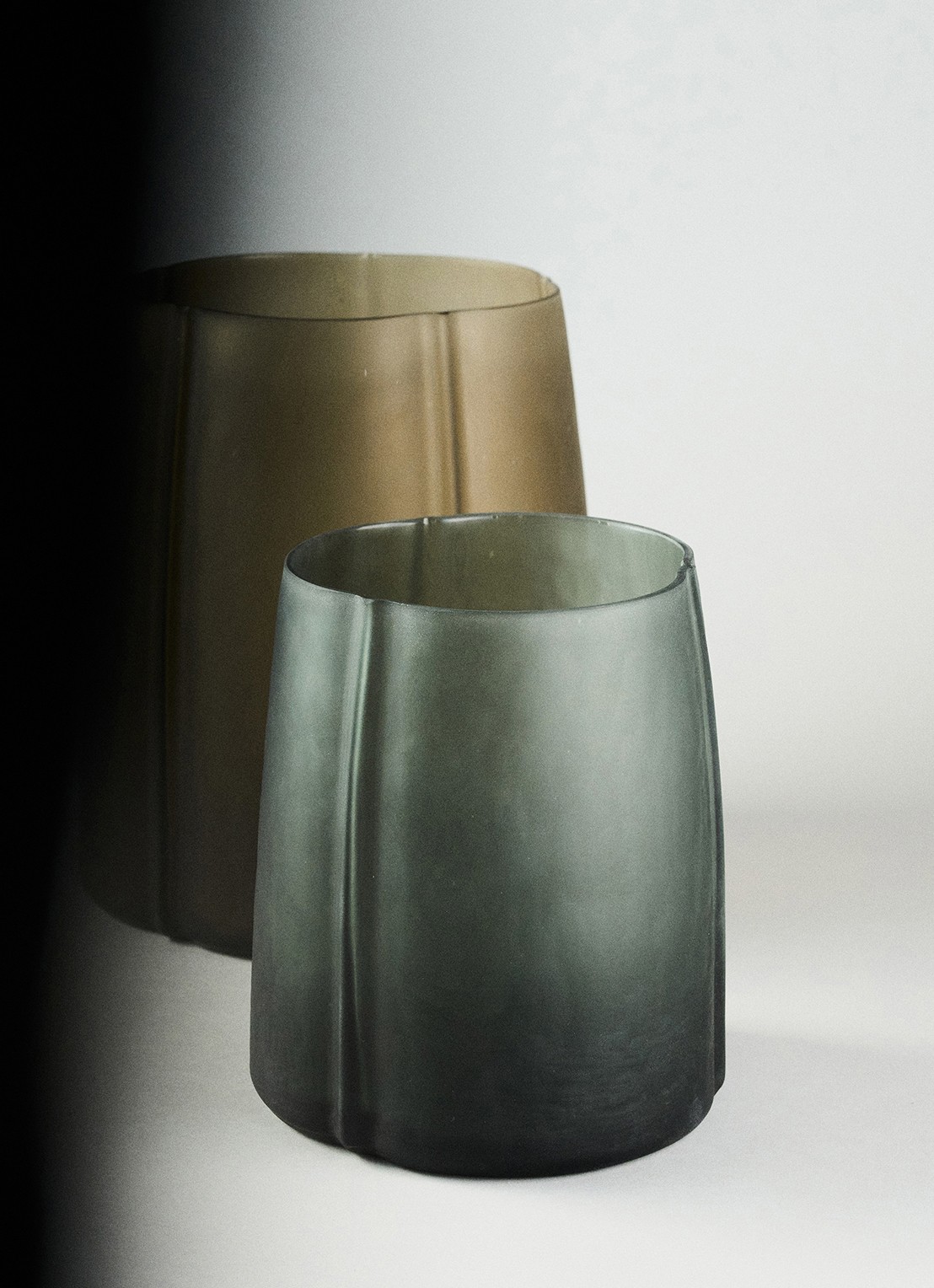 Serax  01 Gevormde vaas van mondgeblazen glas 20 cm  - voorkant 2 antraciet