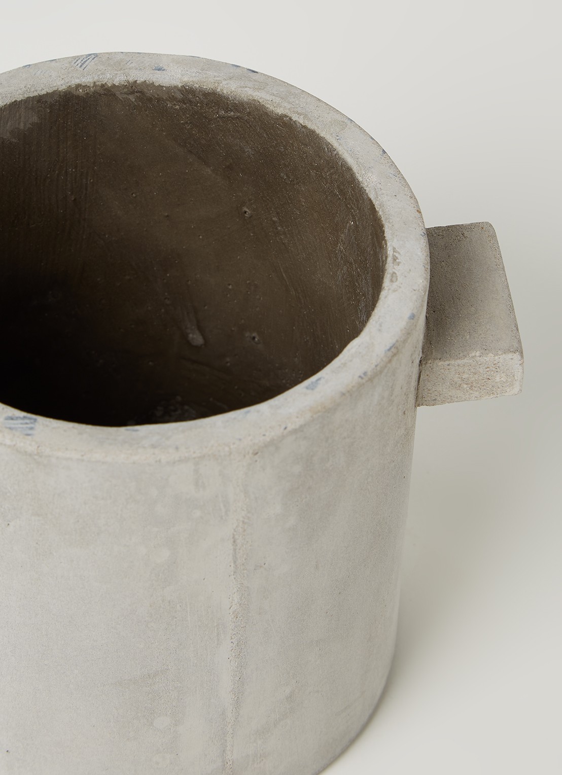 Serax Beton sierpot van aardewerk voor binnen Ø13 cm  - detail 3 lichtgrijs