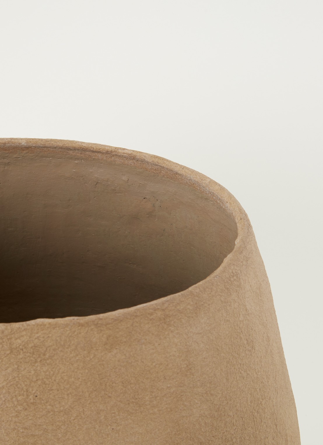 Serax Construct S plantenpot van papier maché voor binnen en buiten Ø50 cm - detail 3 zand