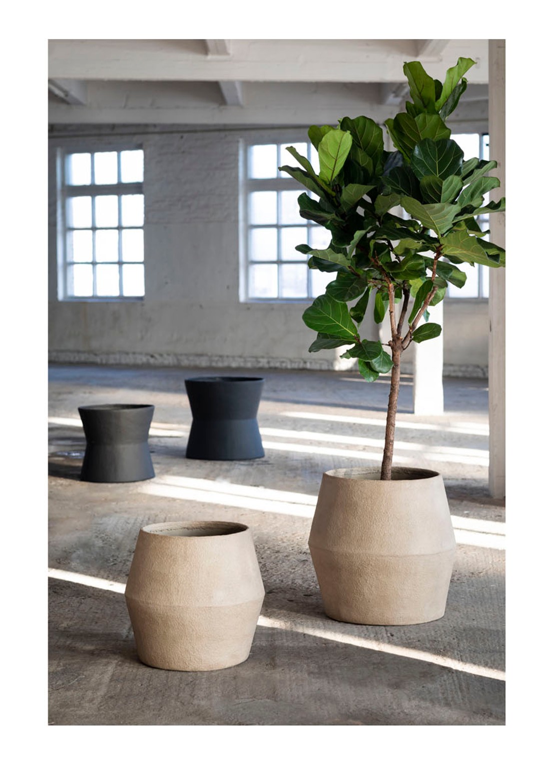 Serax Construct S plantenpot van papier maché voor binnen en buiten Ø50 cm - voorkant 2 zand