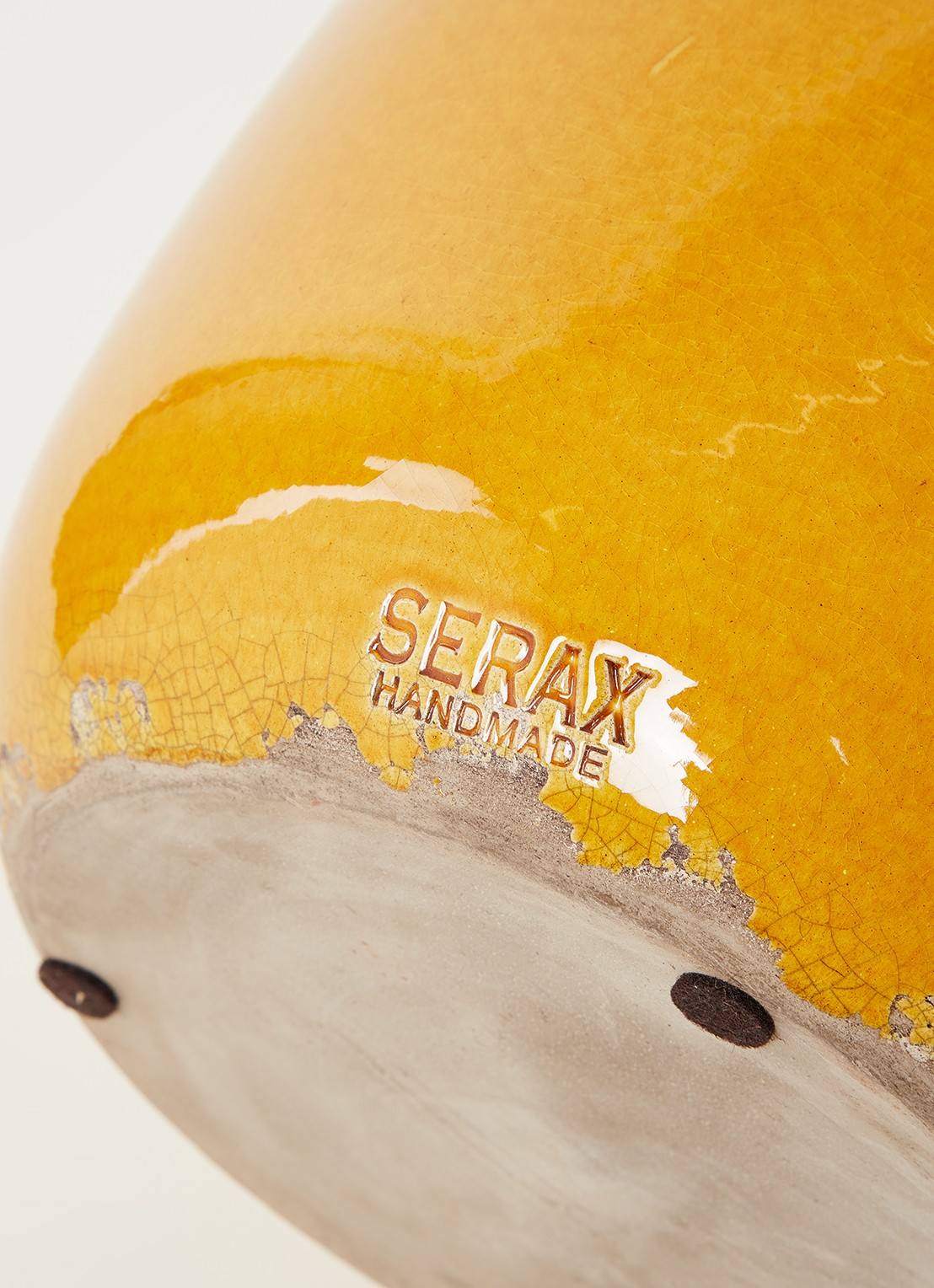 Serax Costa sierpot L van keramiek voor binnen Ø21 cm - detail okergeel