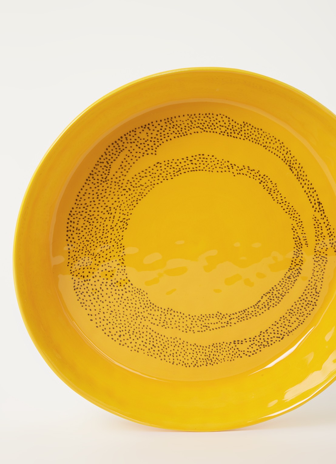 Serax FEAST Sunny Yellow Swirl-Dots S serveerschaal S 30 cm - detail 3 okergeel