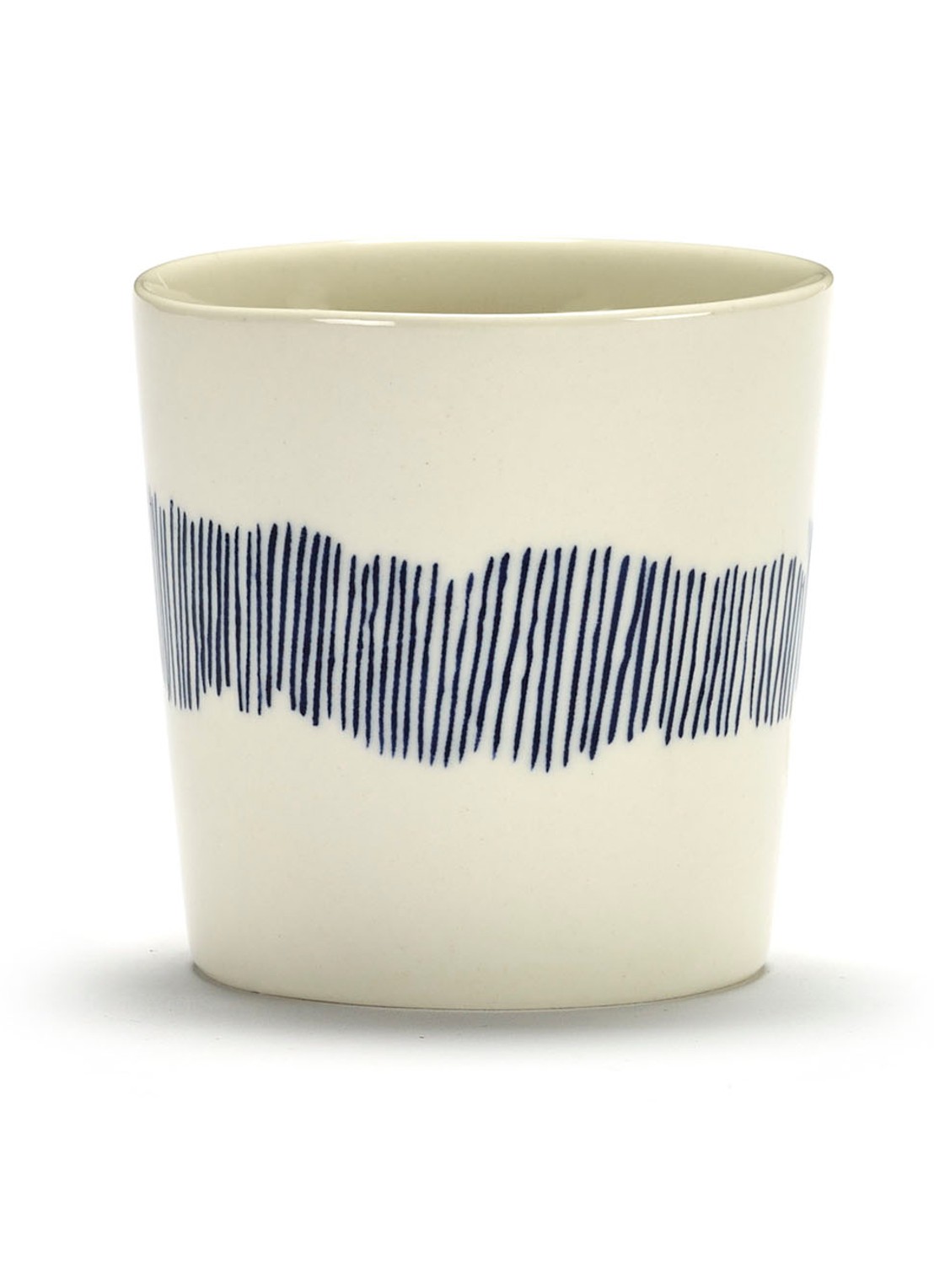 Serax FEAST Swirl-Stripes koffiekopje 25 cl - voorkant gebroken wit