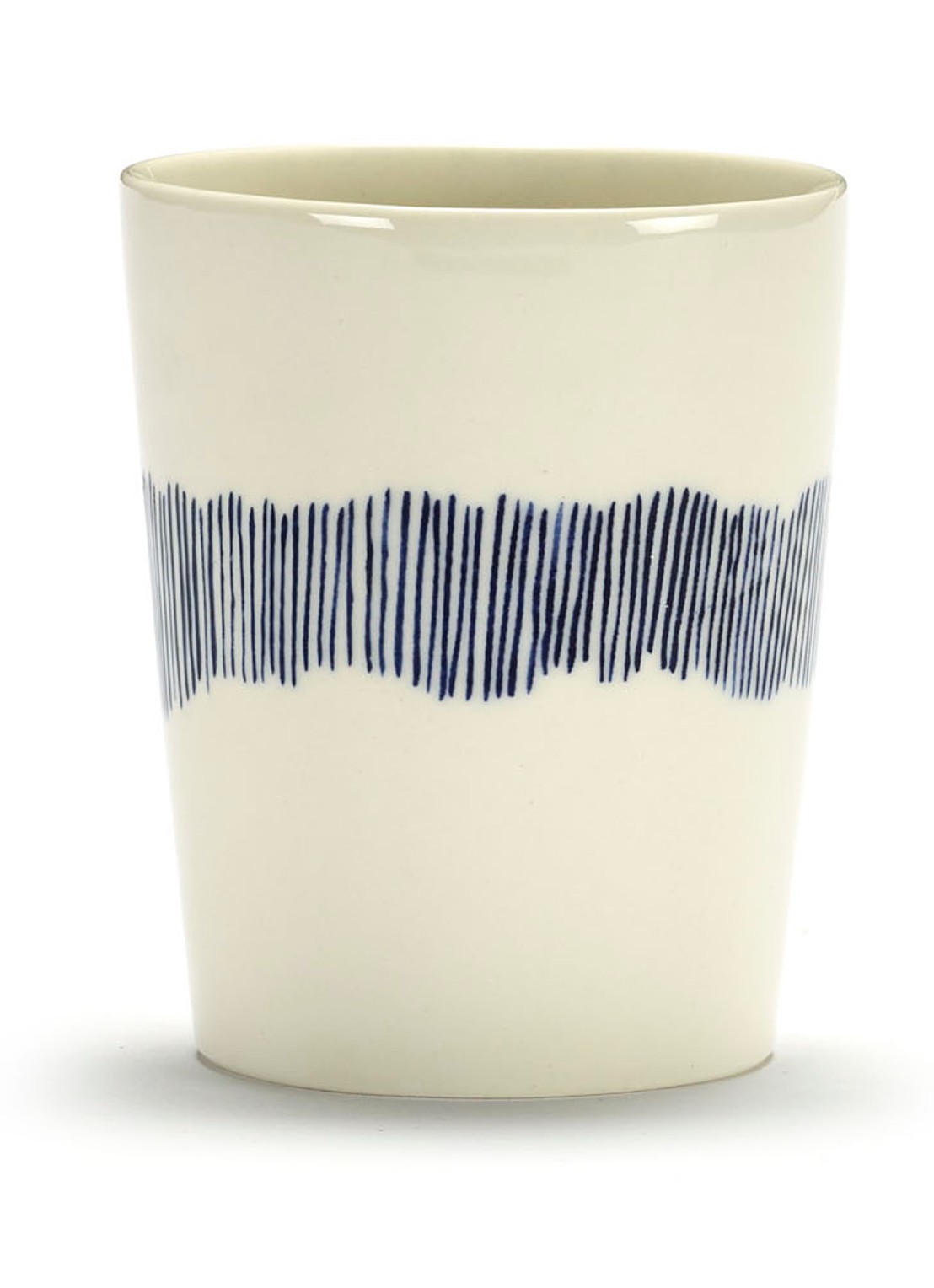 Serax FEAST Swirl-Stripes theekop 33 cl - voorkant 2 gebroken wit