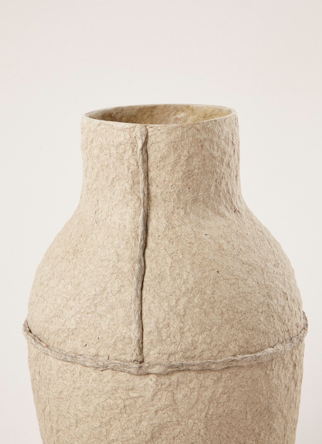 Serax Paperpulp vaas XL 38 cm  - detail lichtbruin