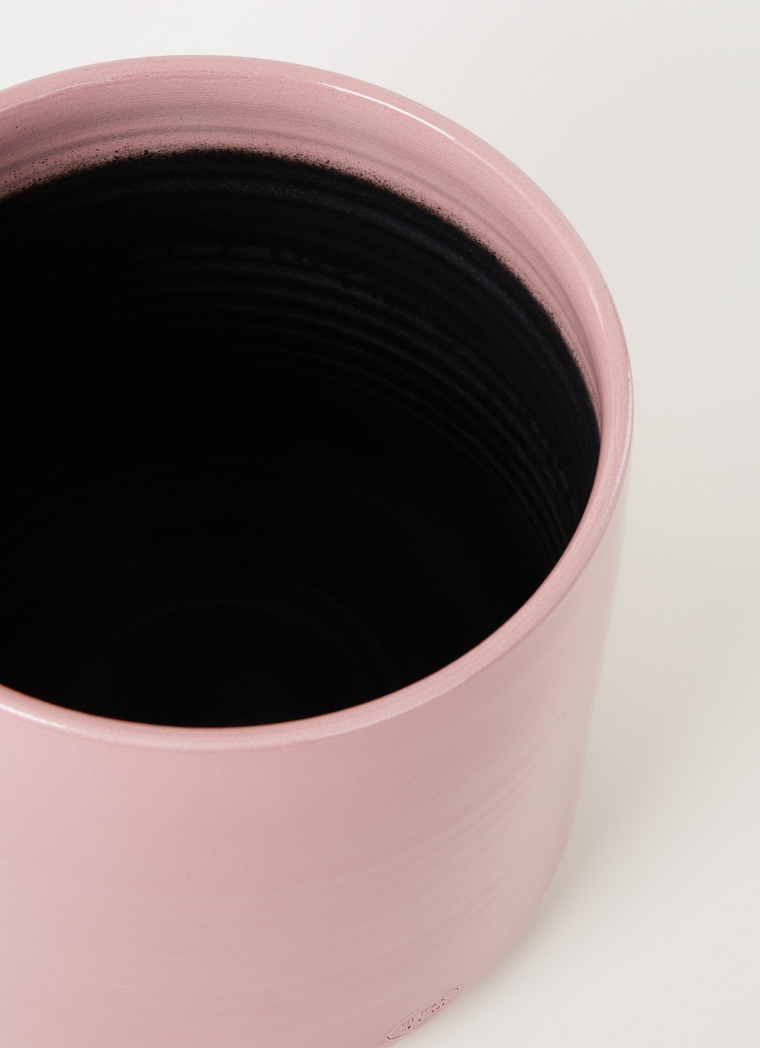 Serax Pot Cone bloempot van keramiek voor binnen Ø 35 cm - voorkant 2 roze