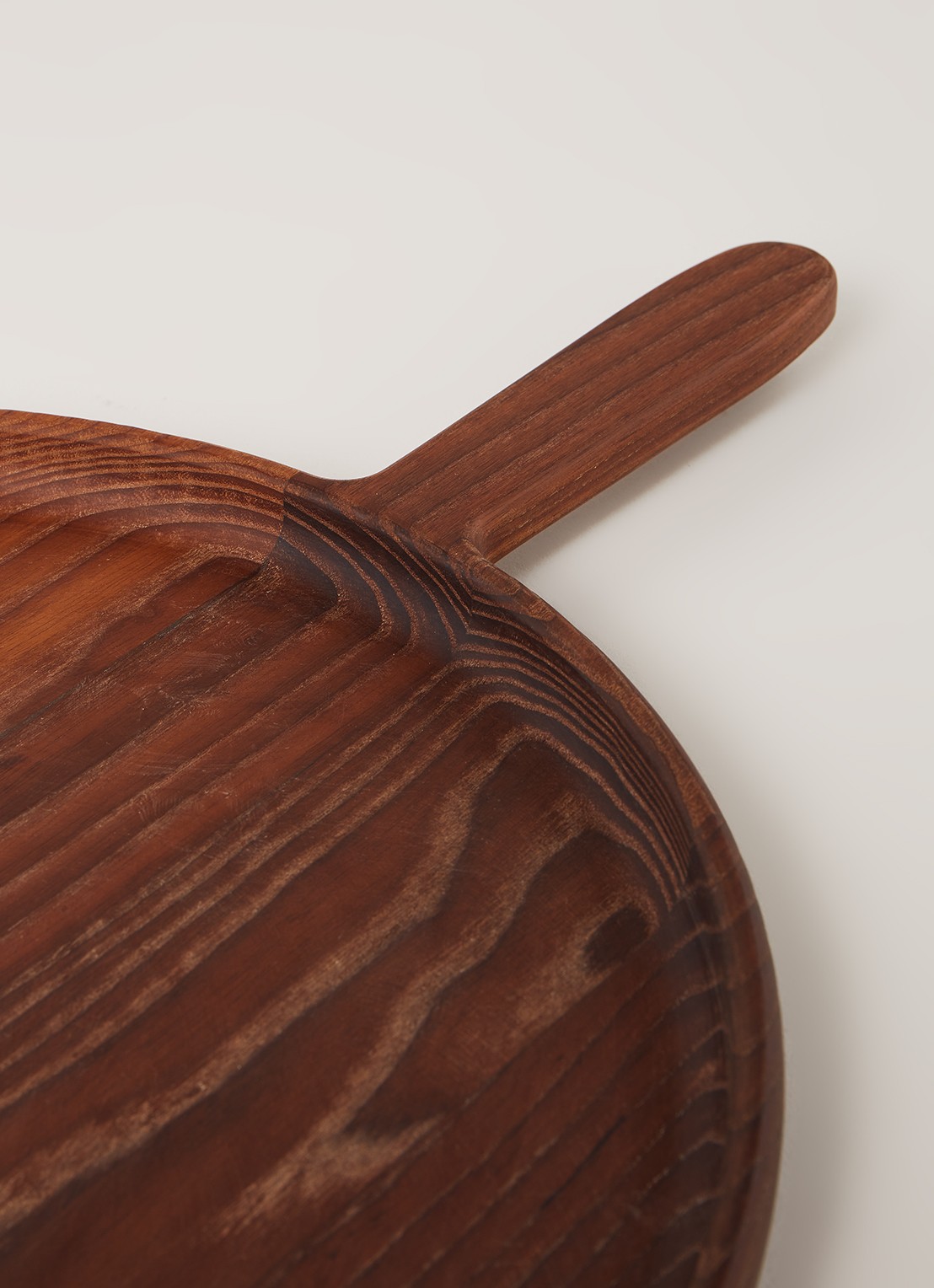 Serax Pure Pan L dienblad van hout 35 cm - detail 3 donkerbruin