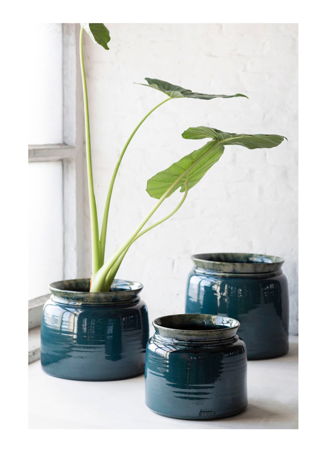 Serax Reactive Blue L bloempot van keramiek voor binnen Ø30 cm  - voorkant 3 donkerblauw